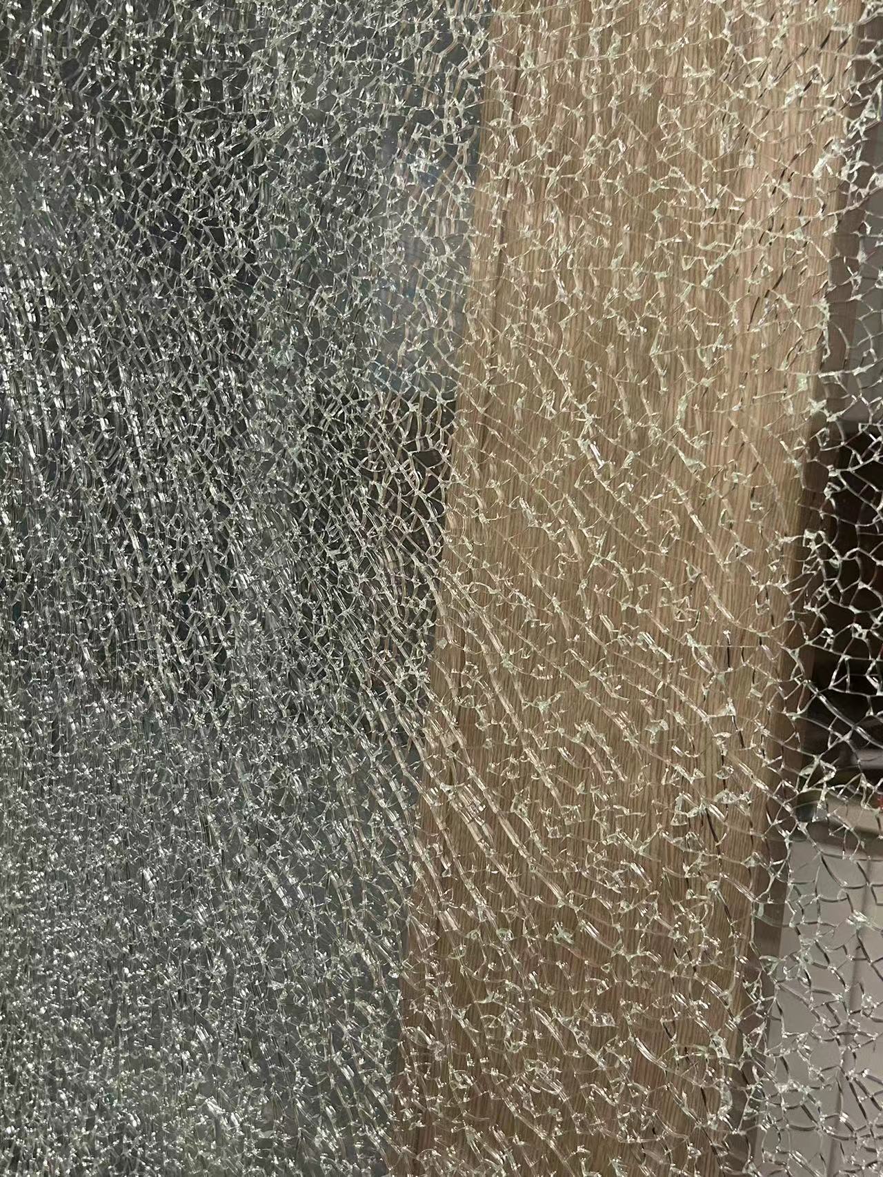 什么情况,门的玻璃忽然间碎成这样