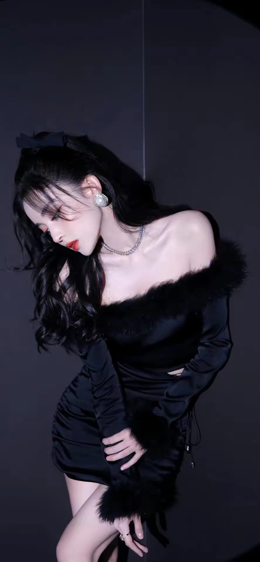 古力娜扎白色抹胸裙,展现优雅与性感,身材比例真完美