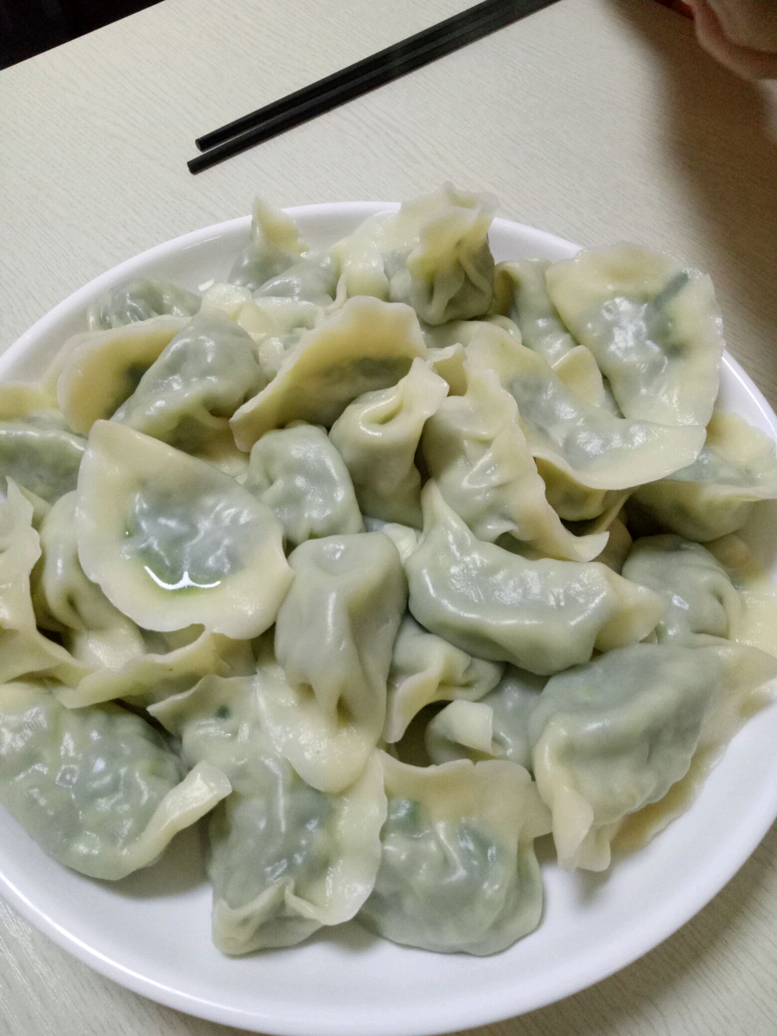 中午我买了 10块钱饺子皮,包了60来个的水饺,我和老公两个人吃,我把这