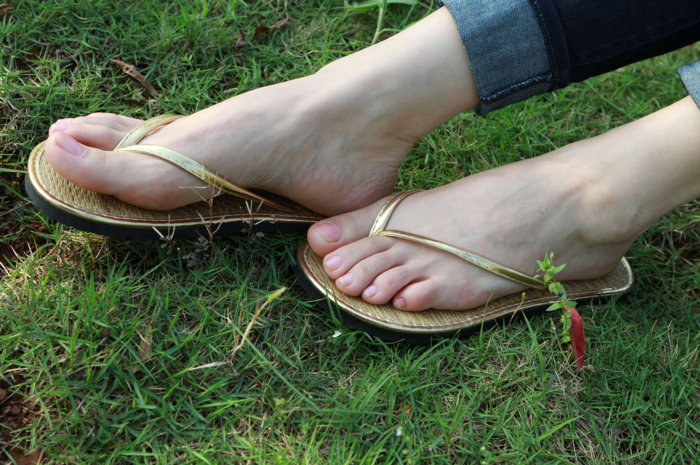 在春日的微光下,她,脱下了城市的喧嚣,赤脚踏入了大自然的怀抱