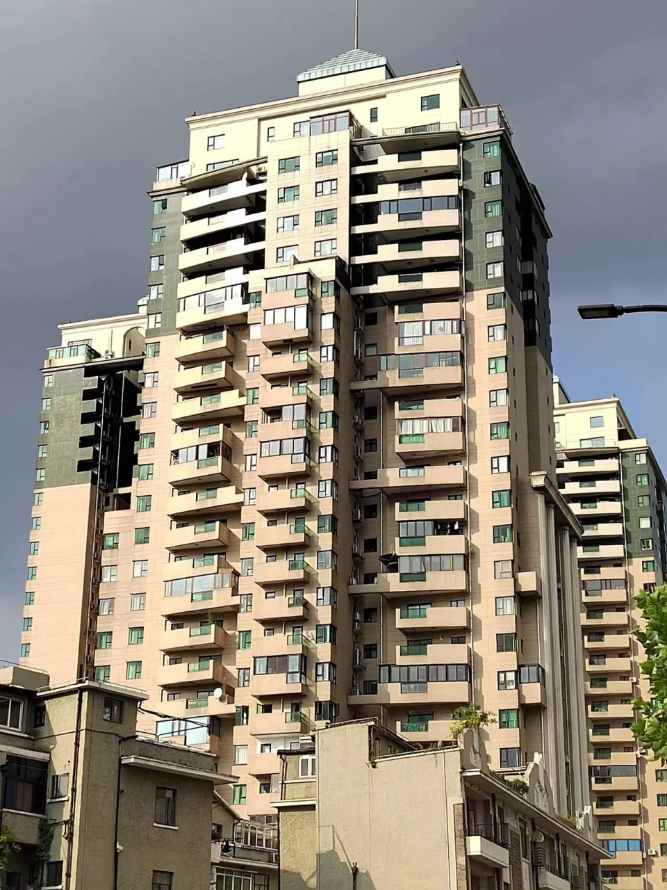 上海鸿艺豪苑,坐落在淮海中路,美国领事馆斜对面