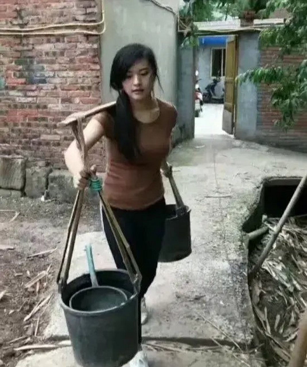 电影《山野》  村里一对兄弟,嫂子看中了弟弟的干劲,弟媳妇则看上了