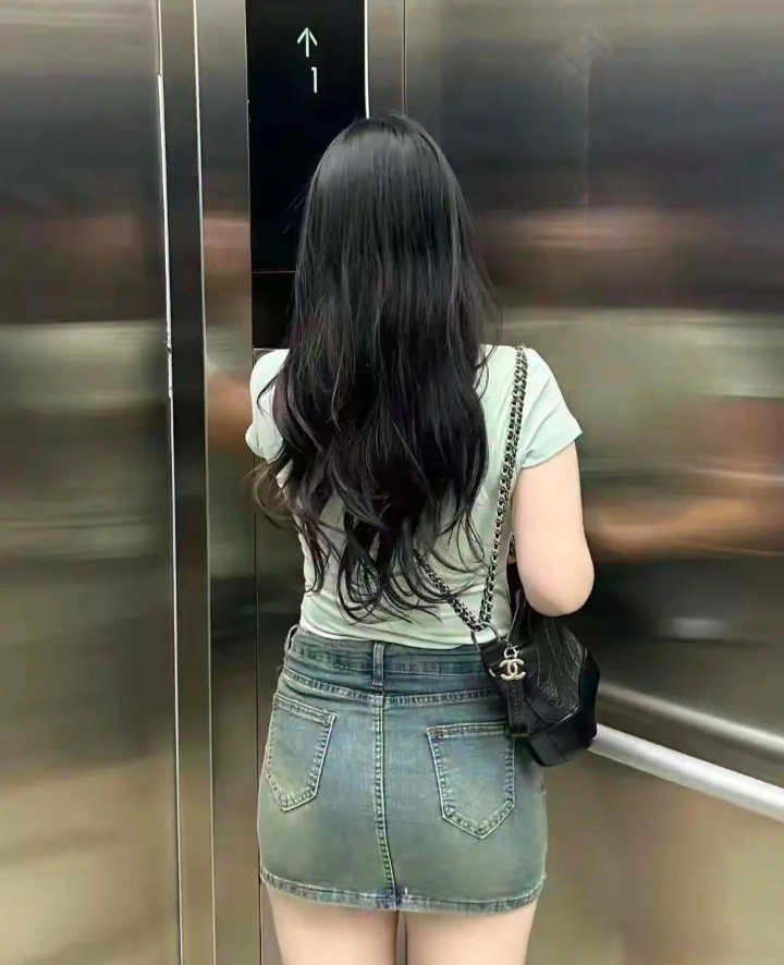 电梯里的匆匆一瞥,捕捉到她的背影,香奈儿包随意挂在肩上,牛仔裙恰到