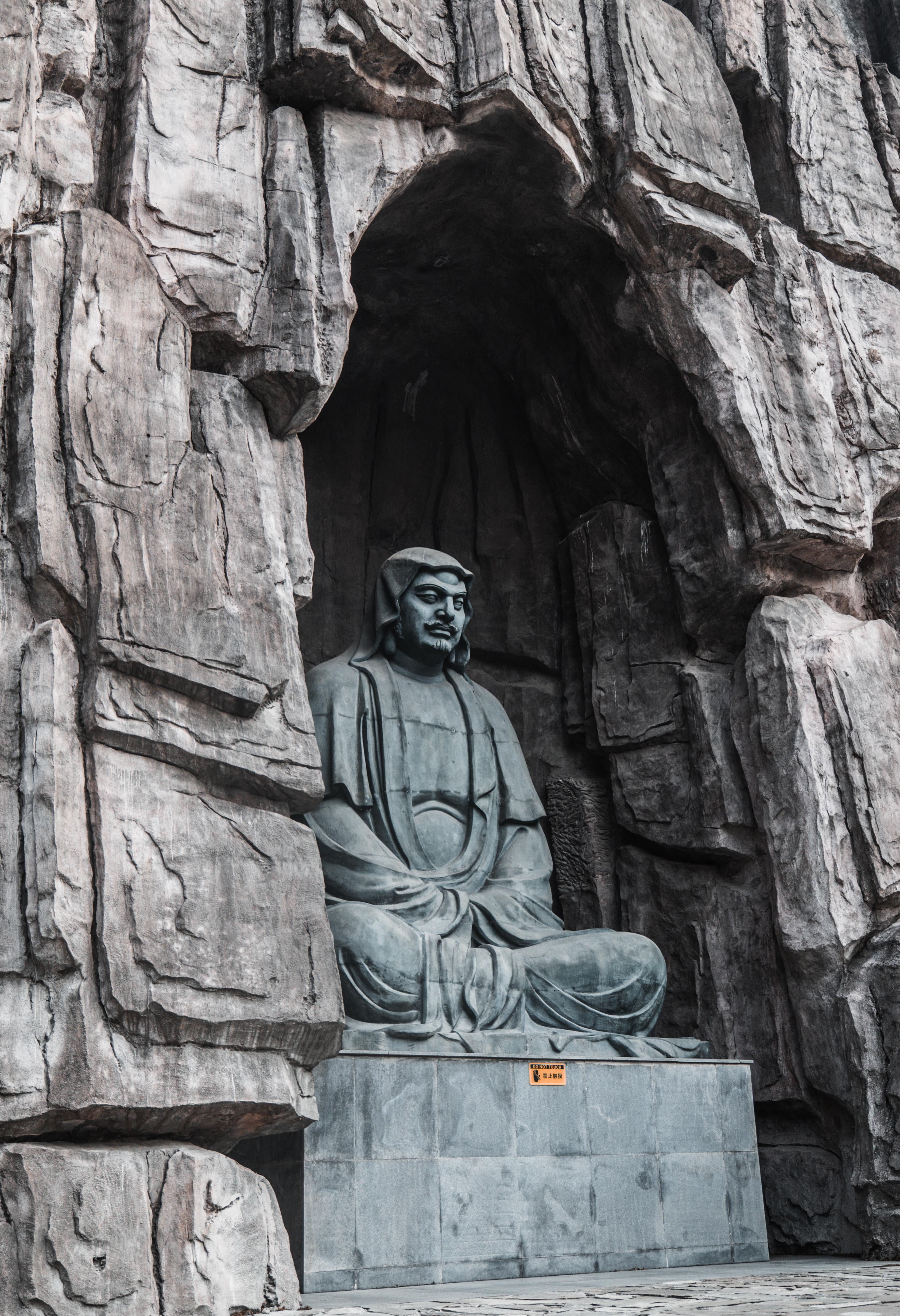 由孙家彬教授在石窟内设计百余尊形态各异的达摩石窟艺术造像,但是