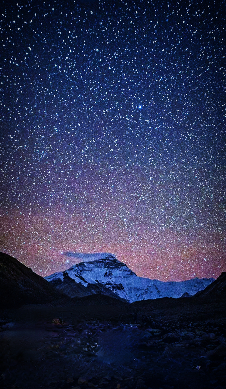 夜空星光闪烁,银河清晰可见,我在海边等你.
