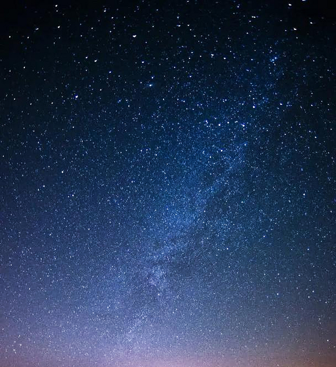 夜空星光璀璨,银河清晰可见,站在山顶的我,心旷神怡.