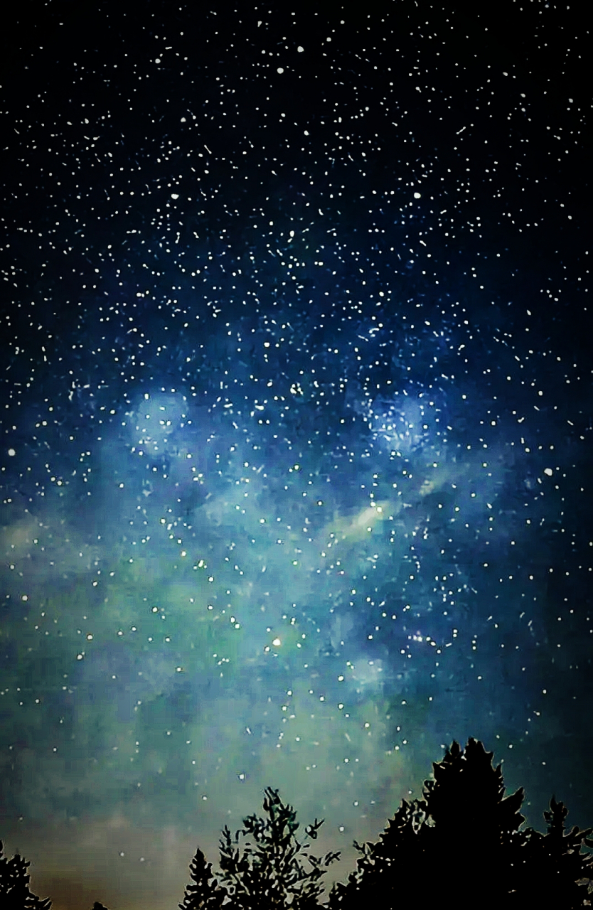 夜空星光璀璨,银河清晰可见,站在山顶的我,心旷神怡.