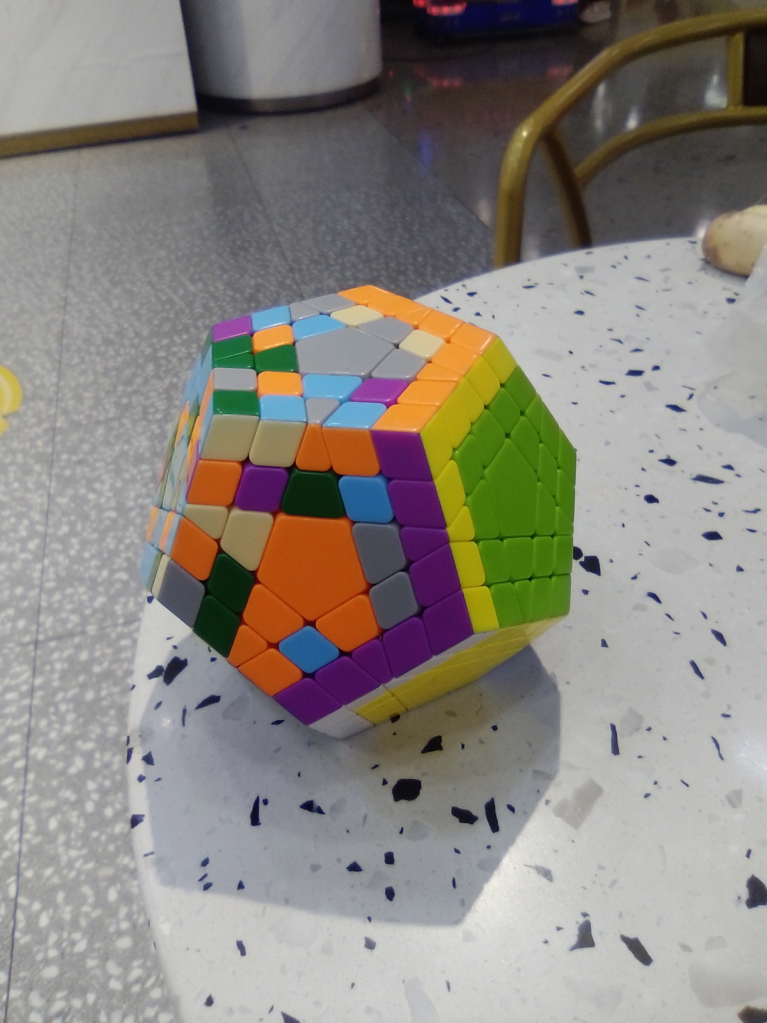 一个魔方被分成两个部分