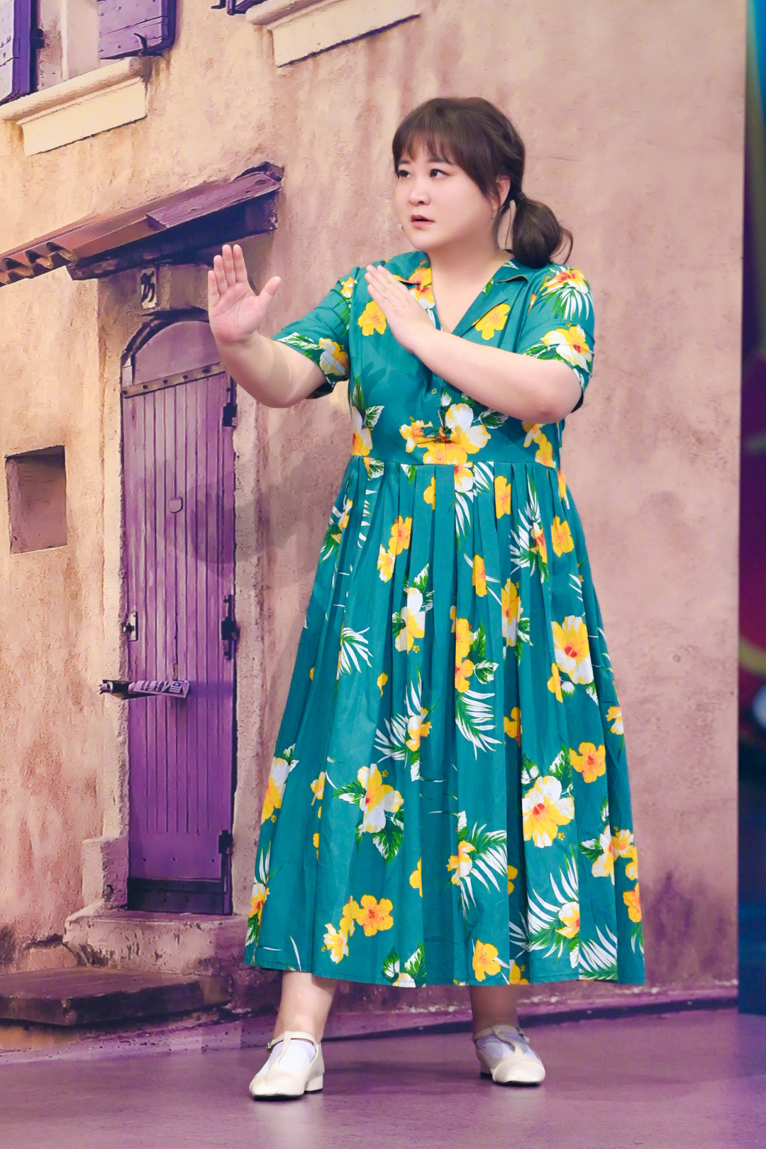 贾玲(原名贾俞玲),1982年4月29日出生于湖北省襄阳市宜城市,中国内地