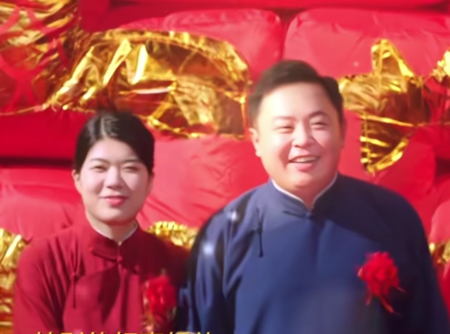 德云社的阎鹤祥结婚了!新娘长的很甜美,阎鹤祥和新娘胸前戴着红花.