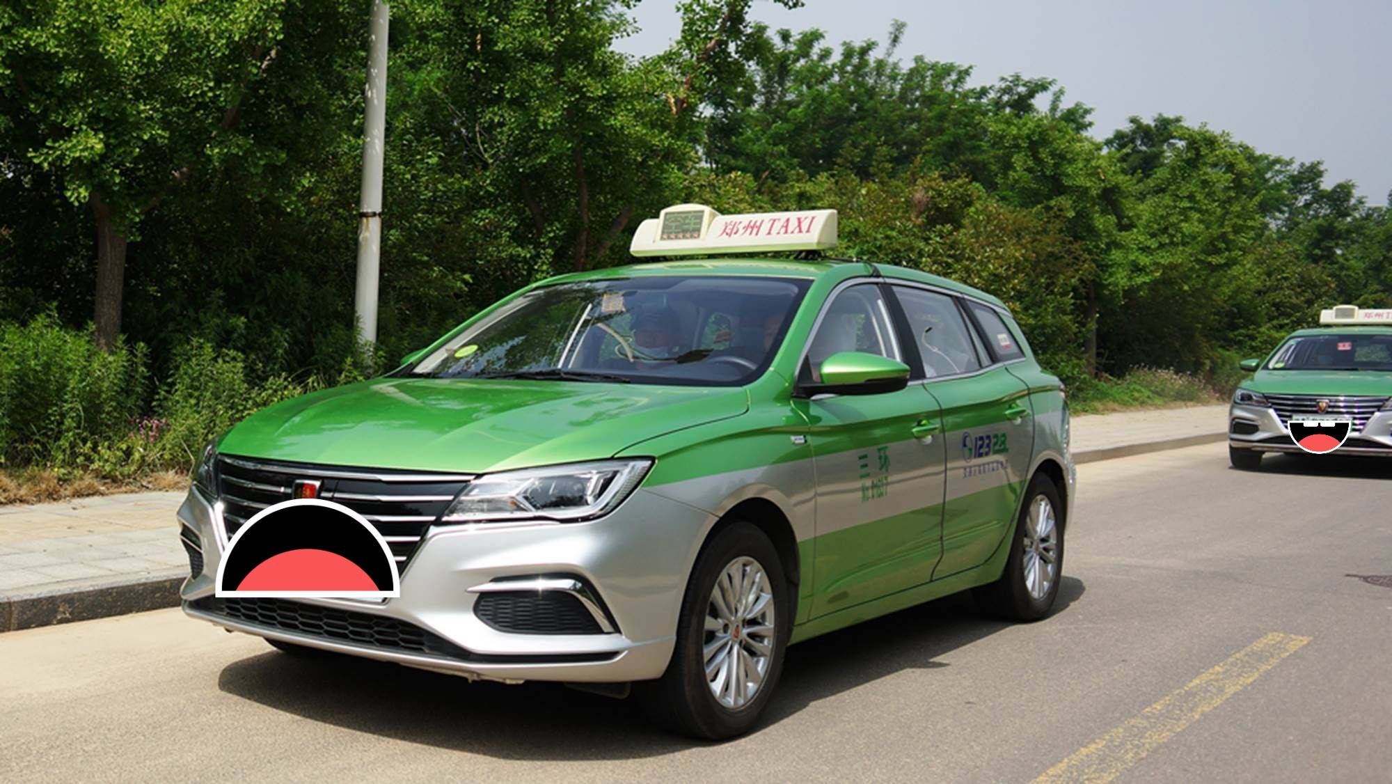 一男子乘坐无人驾驶出租车,遇交警查酒驾,迅速放行