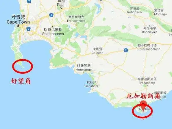 其实距离其东南偏东方向约150km,隔佛尔斯湾而望的苏伊士运河与好望角