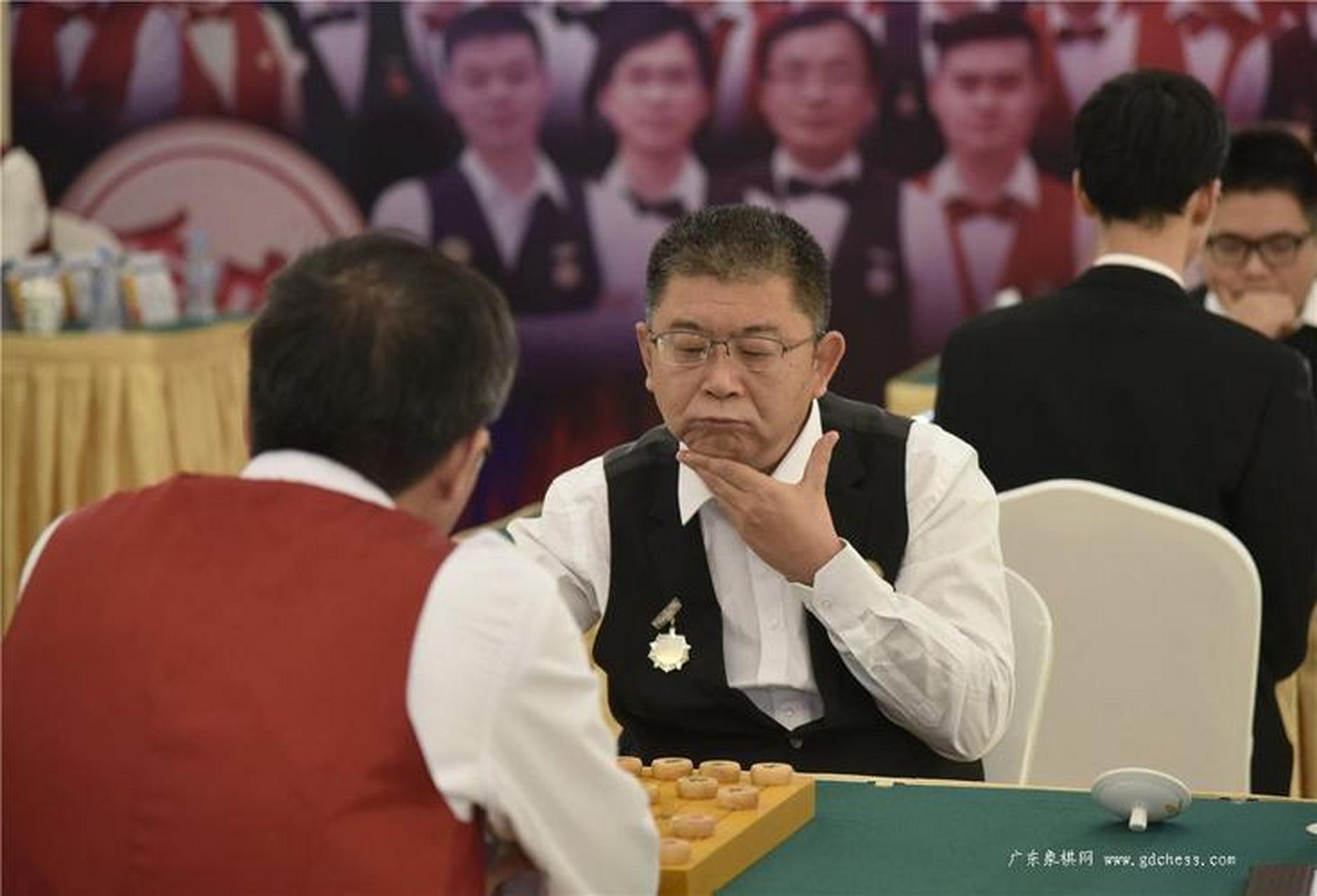 李来群—中国象棋男子特级大师,1959年出生于河北省邯郸市,11岁时开始