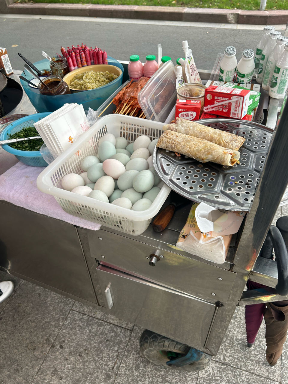 "老远就听到蛋饼阿姨吆喝的声音了,必须去买一份呀!
