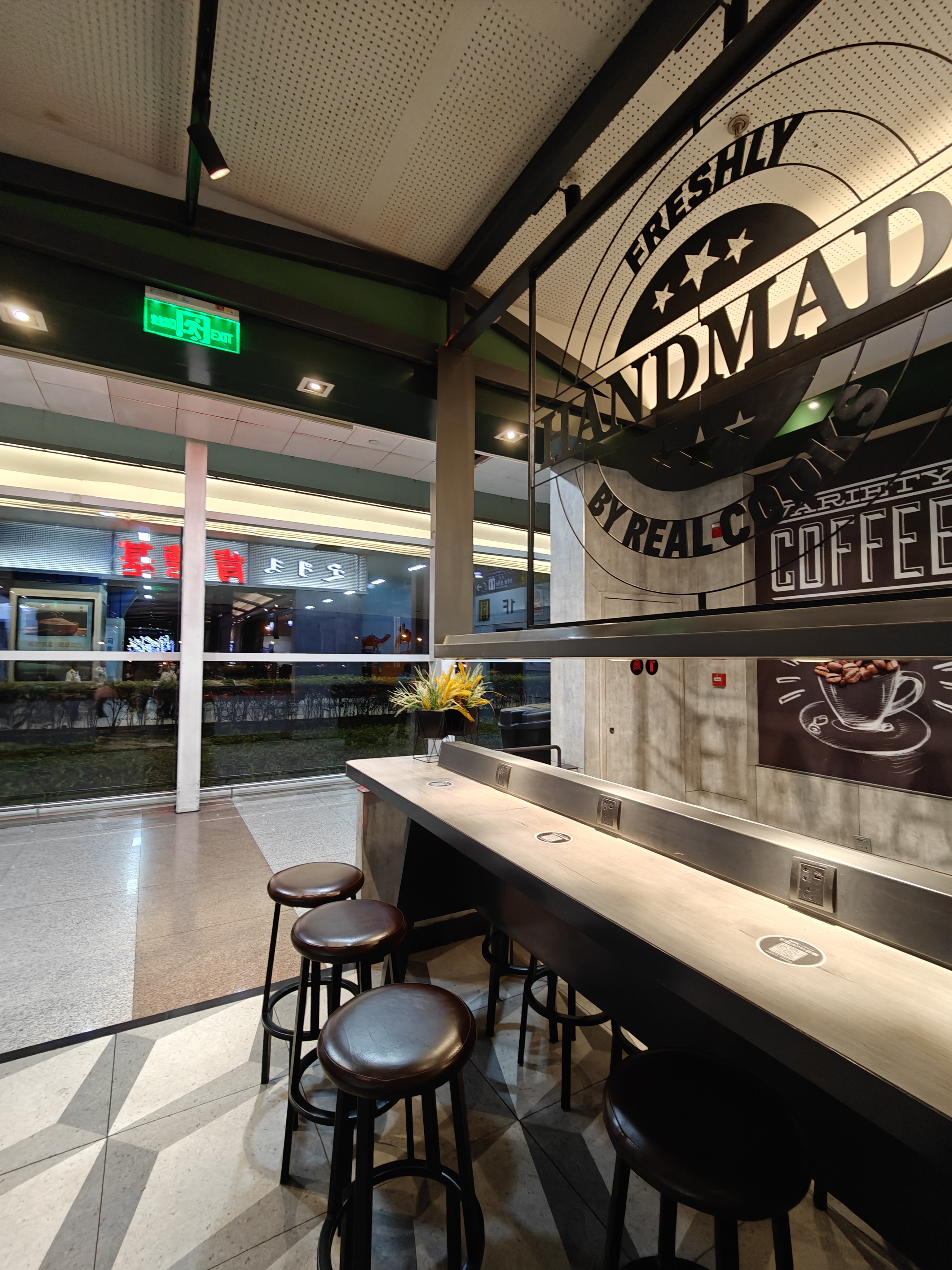 大半夜飞机7615到达随便吃点,还好肯德基还开着,有鳕鱼堡和鸡堡