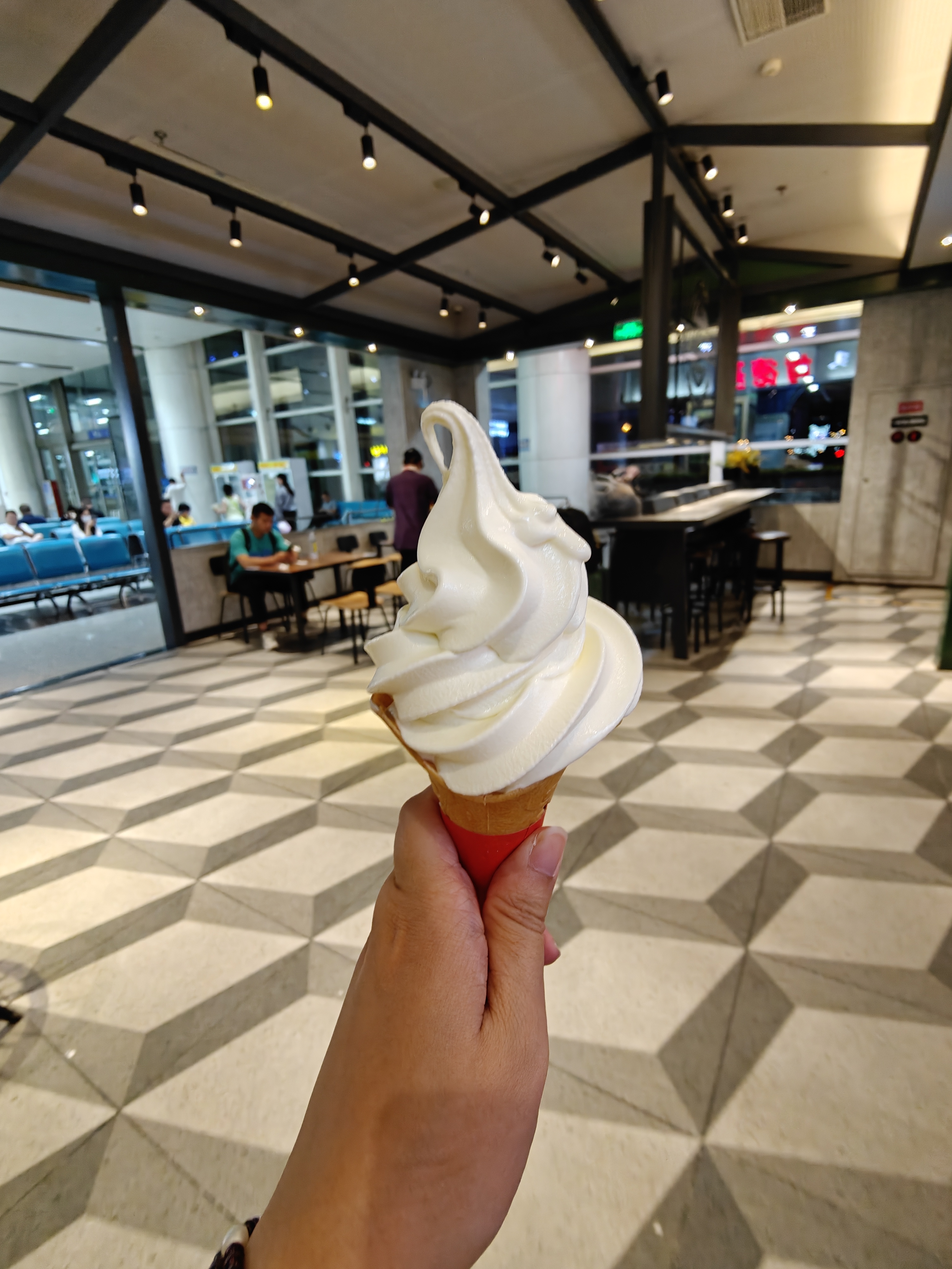 大半夜飞机7615到达随便吃点,还好肯德基还开着,有鳕鱼堡和鸡堡