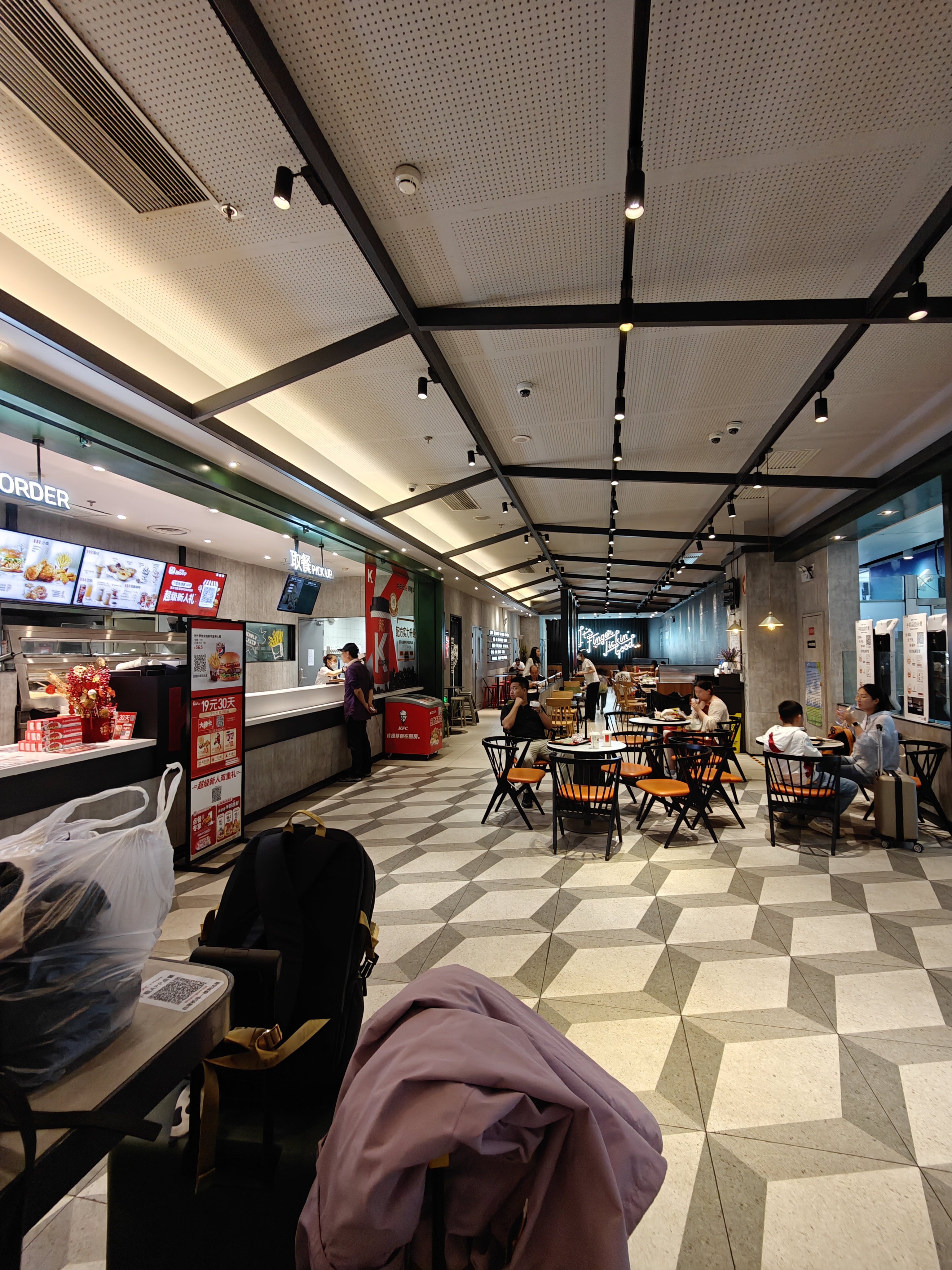 大半夜飞机7615到达随便吃点,还好肯德基还开着,有鳕鱼堡和鸡堡