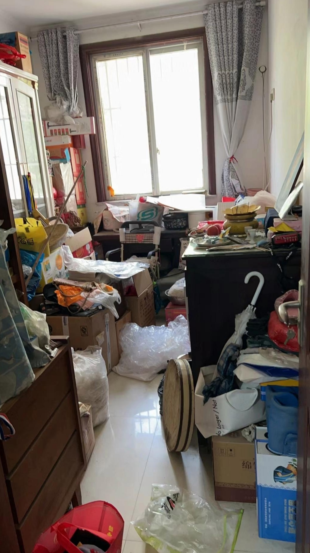 请我过来看一下,一进门把我吓了一大跳,家里连个下脚地没有,老鼠进去