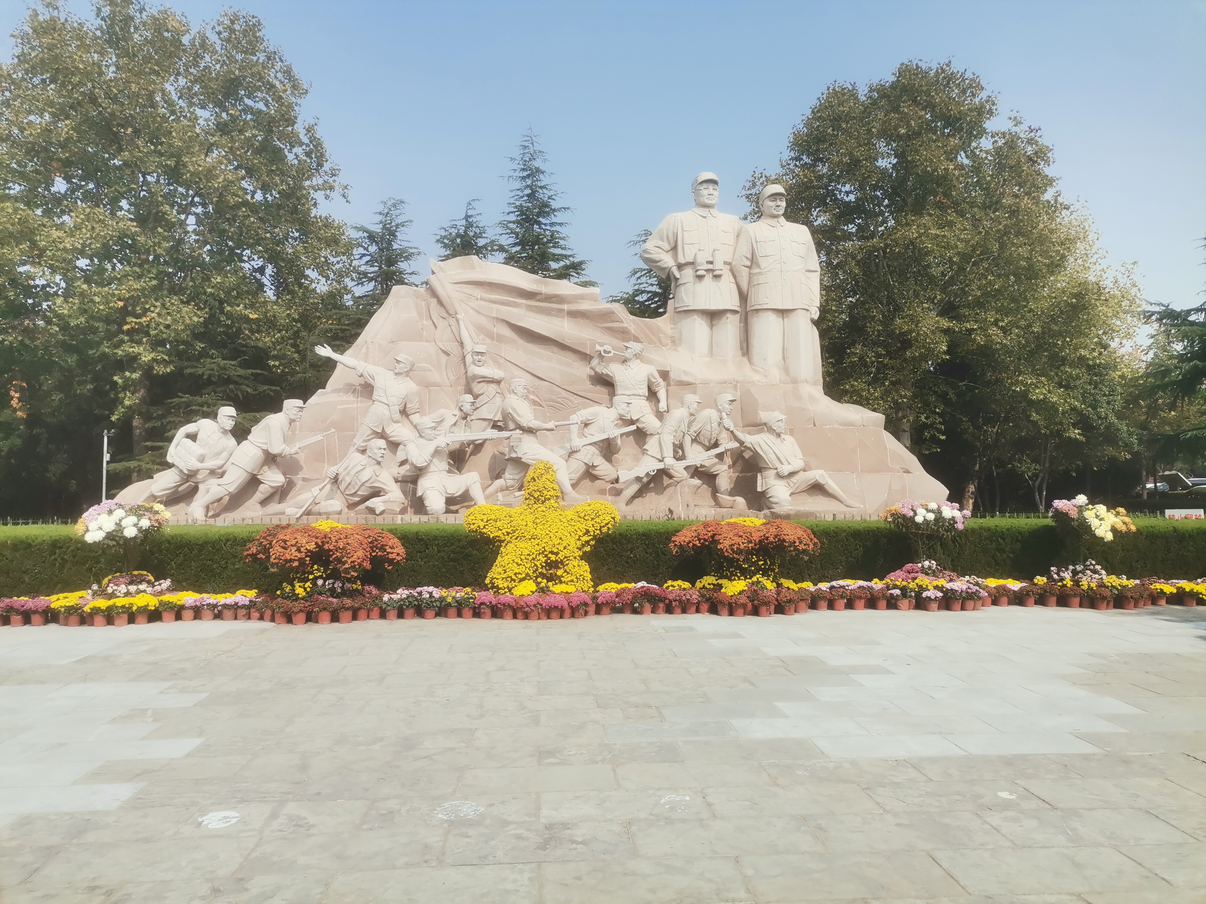 羊山,我看到小外甥在兵器广场对飞机大炮非常感兴趣,我们从鲁西南战役