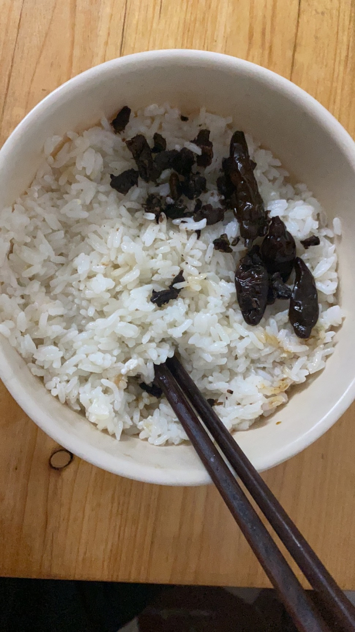 一餐简而寒酸的晚饭 春风又绿上塘村 回归多苦颜 我盼回忆童年时 已今