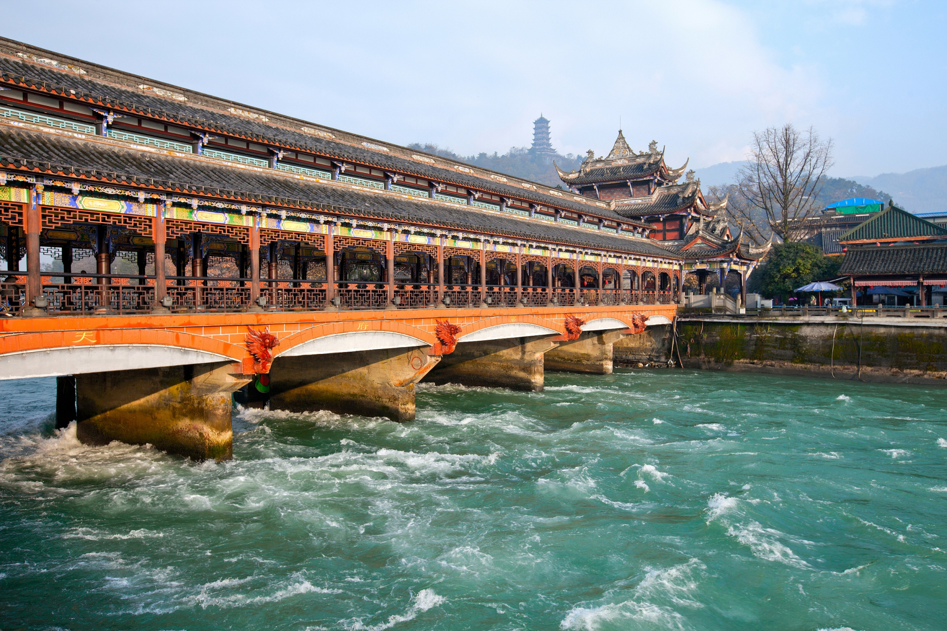 都江堰位于成都平原西部的岷江中游,地处四川省都江堰市灌口镇.