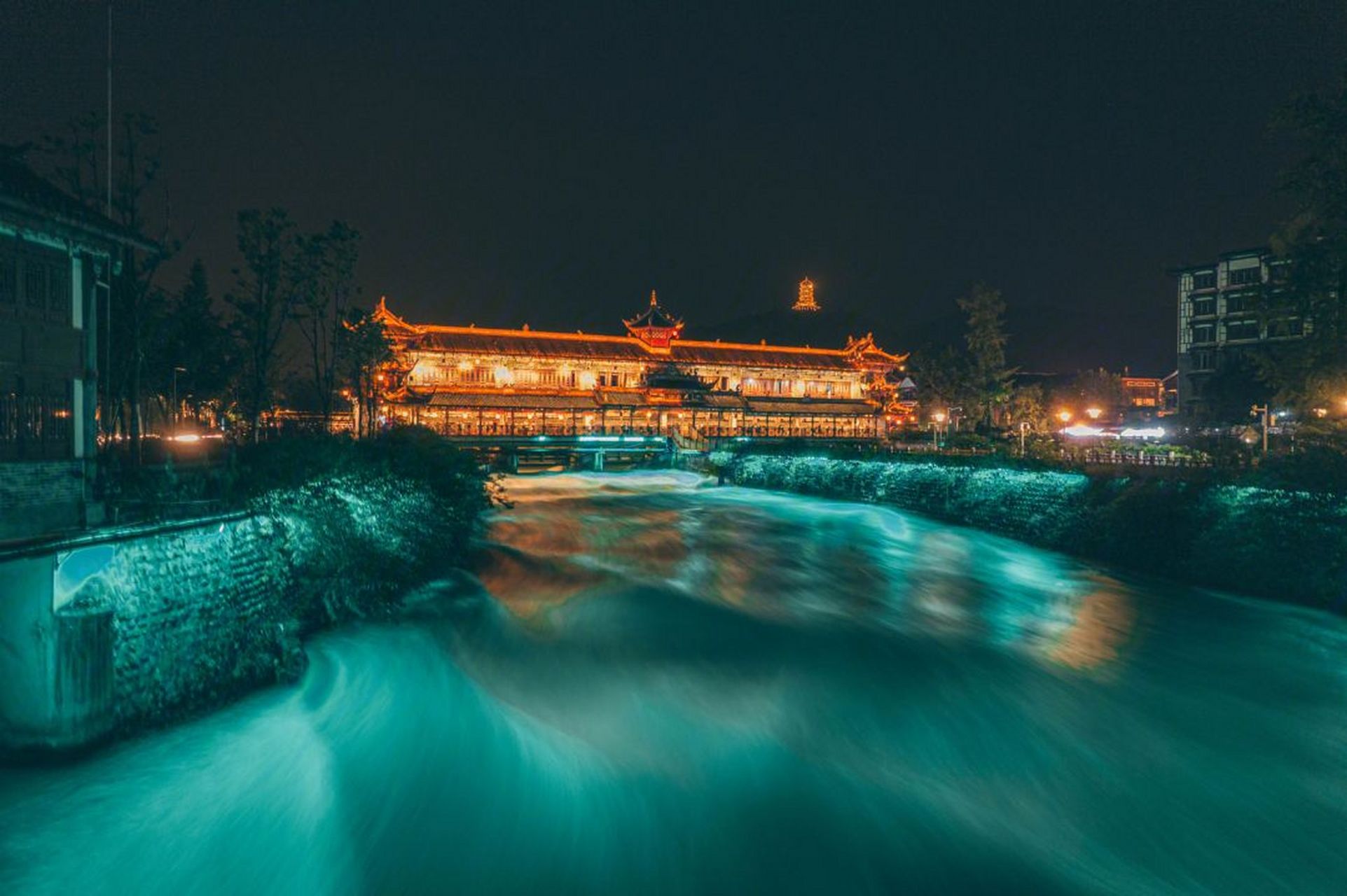 都江堰位于成都平原西部的岷江中游,地处四川省都江堰市灌口镇.