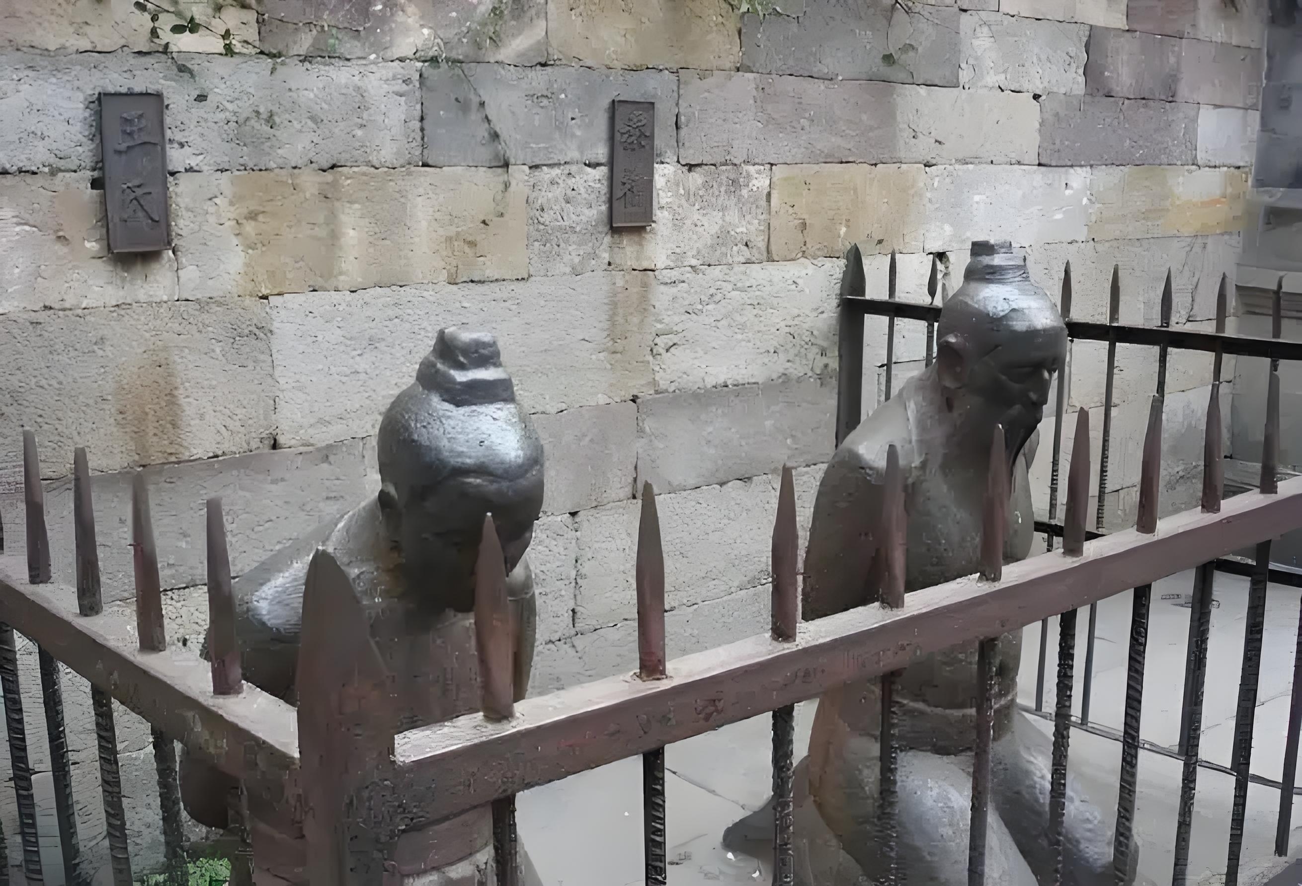 岳飞墓前为什么跪的是秦桧而不是赵构?