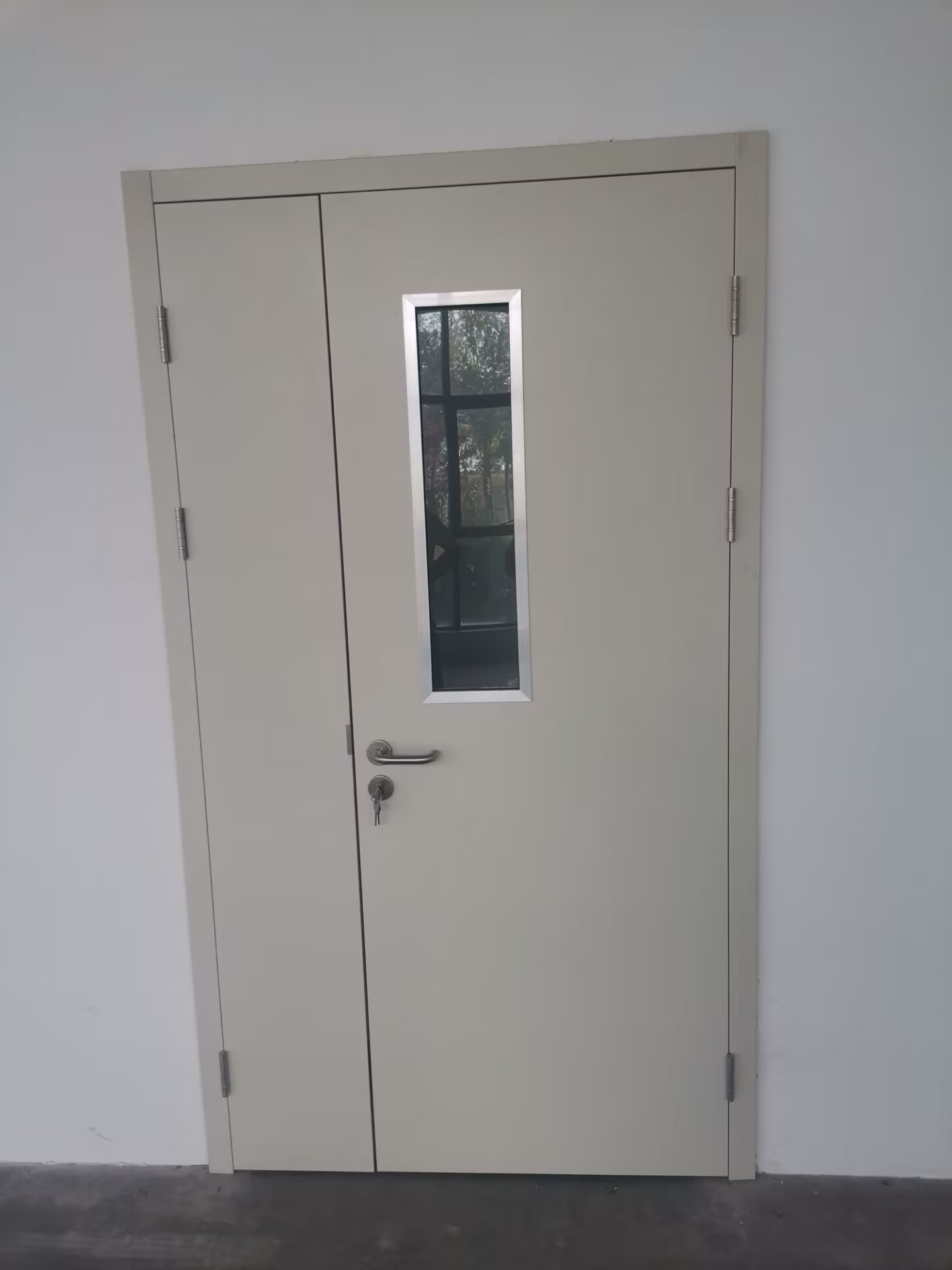 医院病房门是医院内比较重要的设施,精致耐用的病房门不仅可以提高