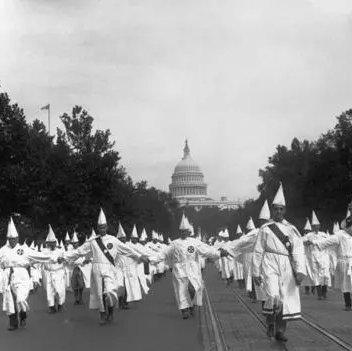 3k党主要由美国南北战争南方老兵组成,标志是白人至上主义和对黑人的