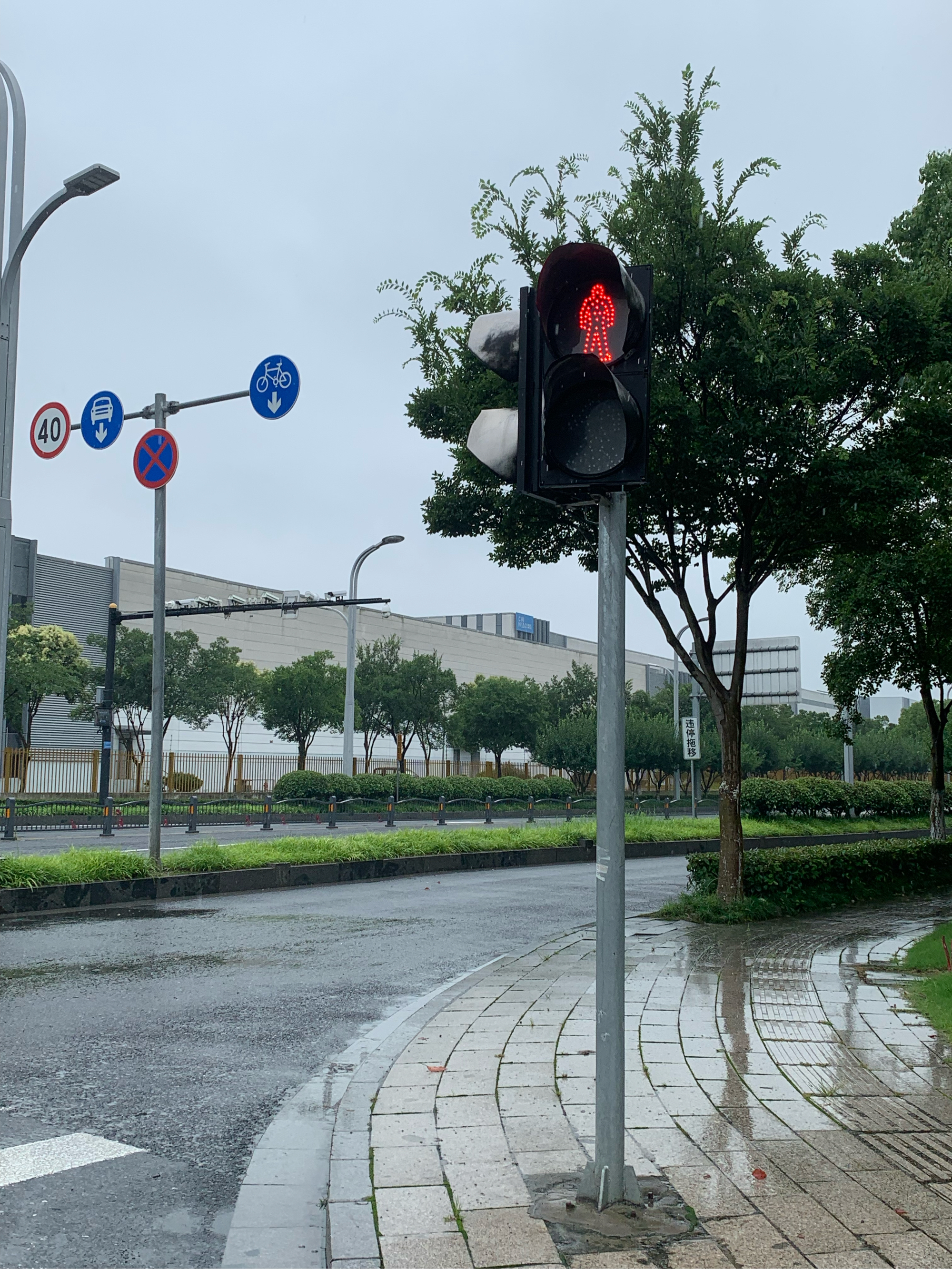 下雨天的街道图片