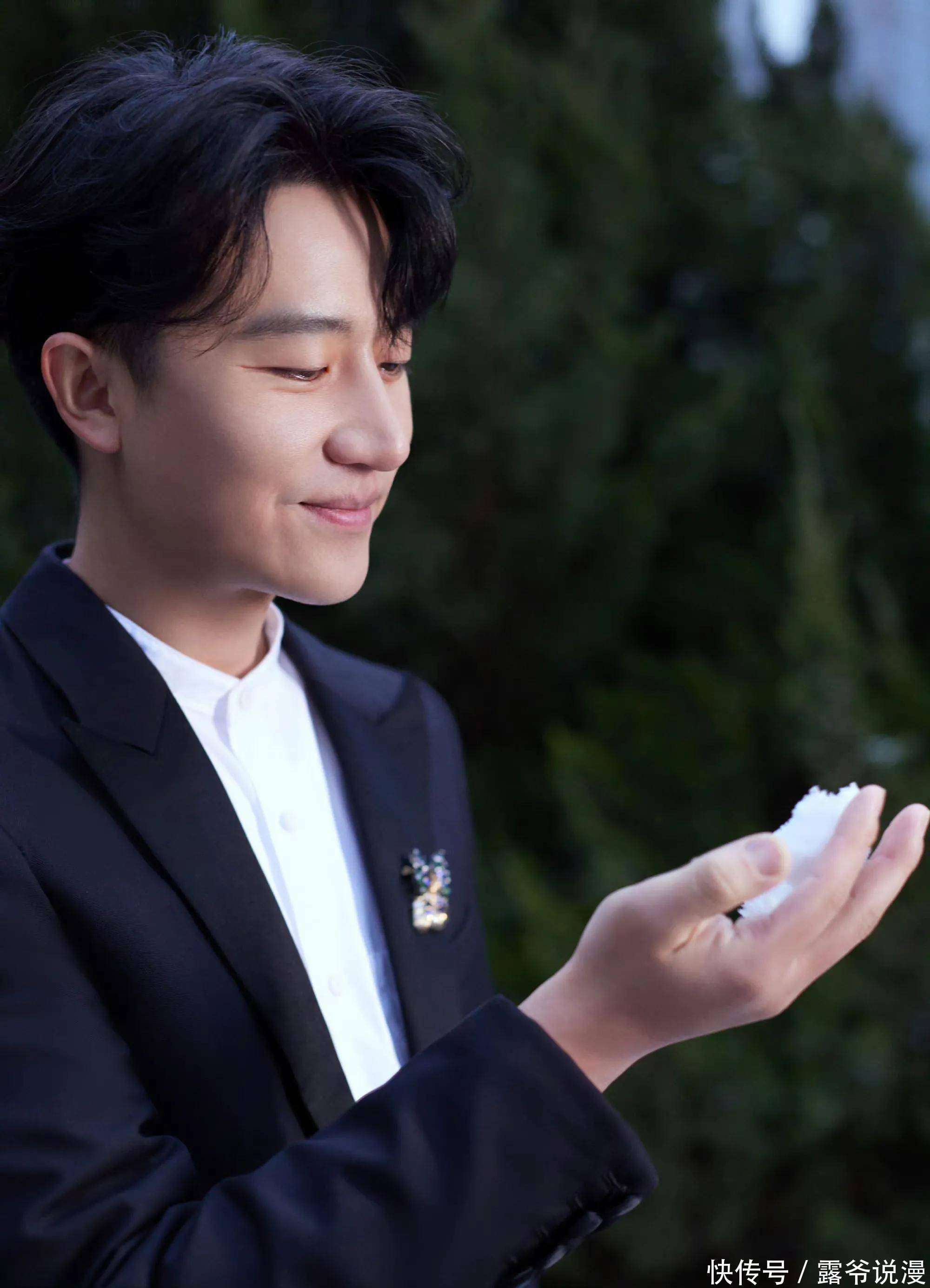 岁月都在这瞬间软化,仿佛时光倒流,让他变回那个对 黄轩小时候黄轩的