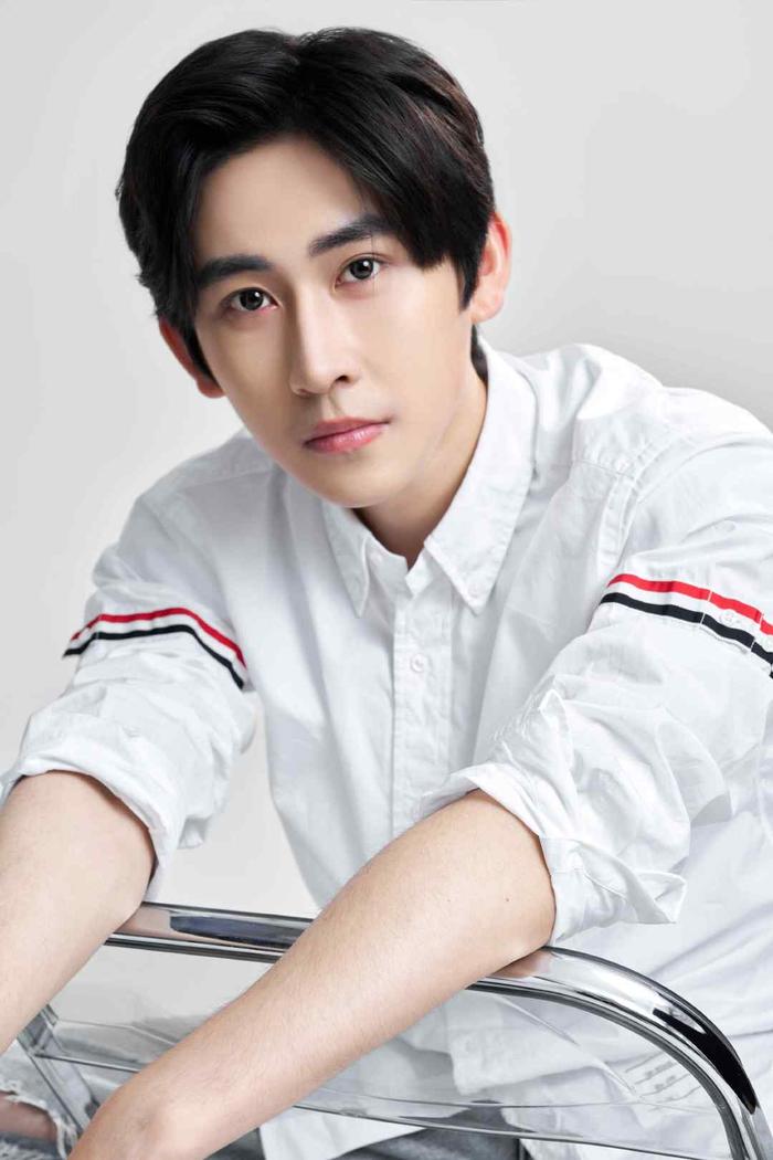 袖口微微挽起,露出紧实的小臂,增添了几分随性