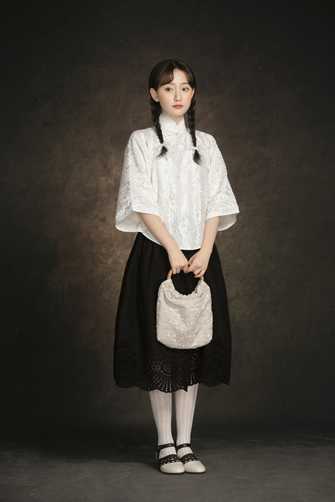 可爱,再拎上同色系小手包,整体风格协调统一,既有着民国少女的温婉,又