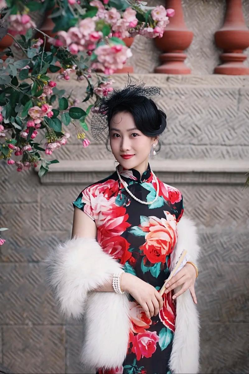 她身着的旗袍,宛如一幅流动的画卷