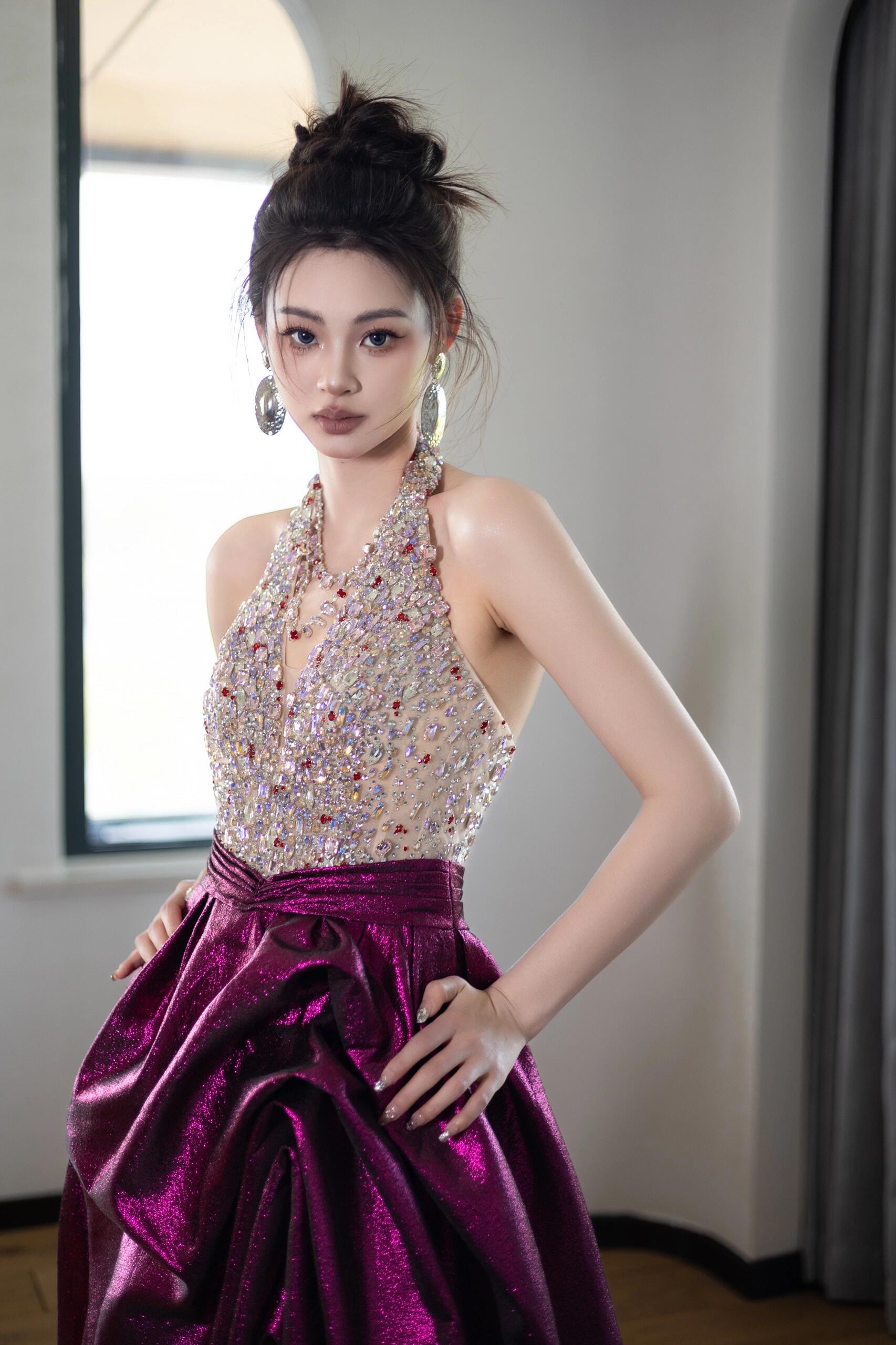 上半部分挂脖款式,以璀璨多彩水钻满铺,于简约中彰