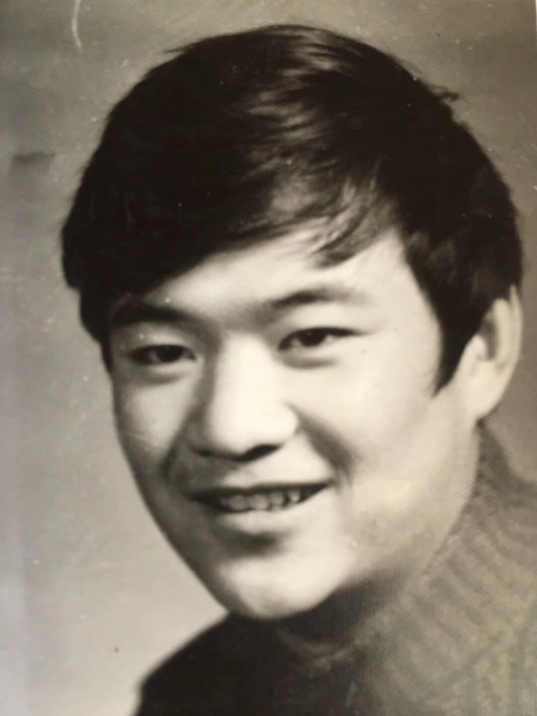 嘿,看这张照片,是不是觉得他笑容特温暖?