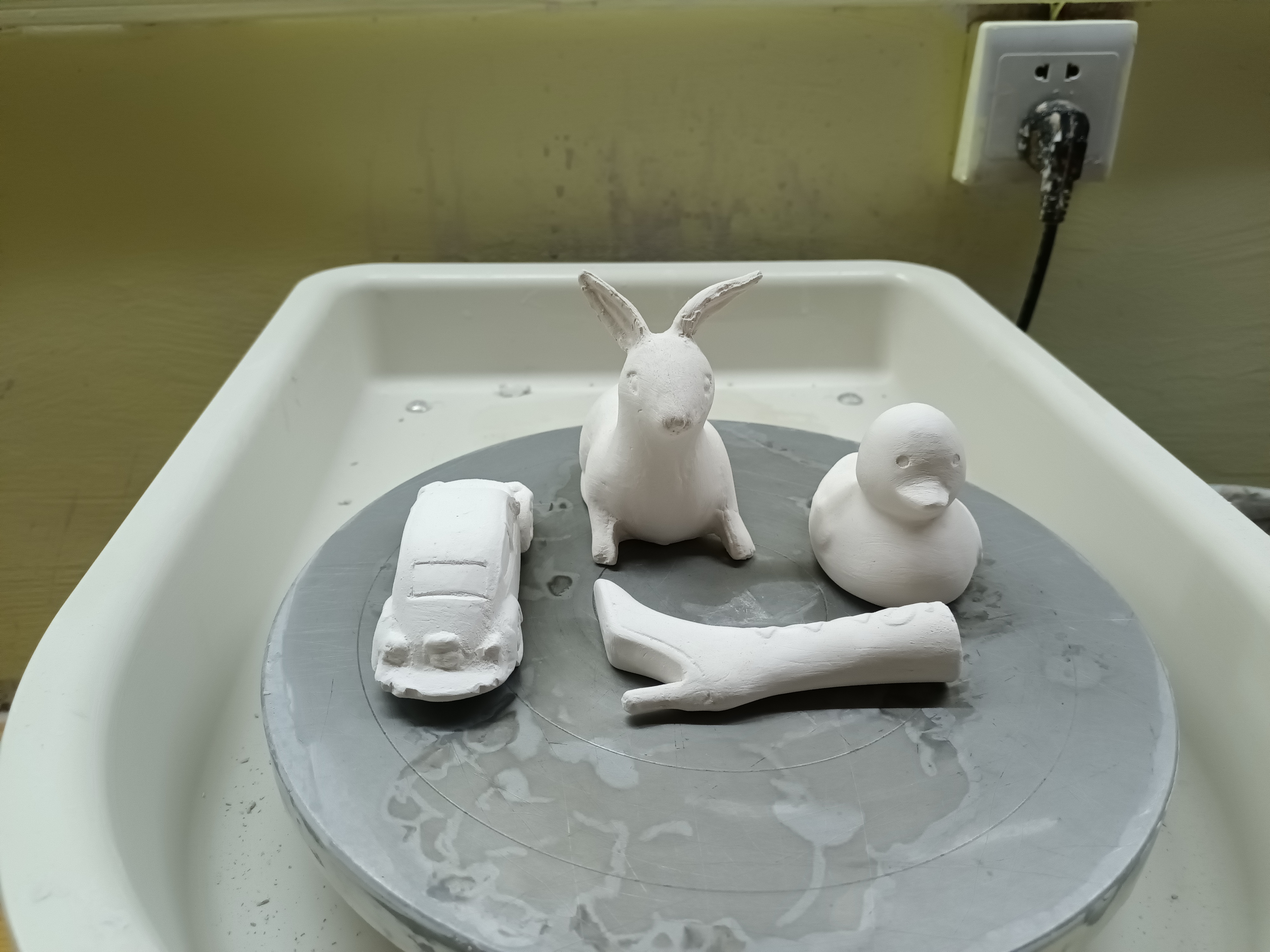 9元,素坯 彩绘 烧制=9.9元.小汽车,小兔子,高跟鞋,小鸭子四选一.