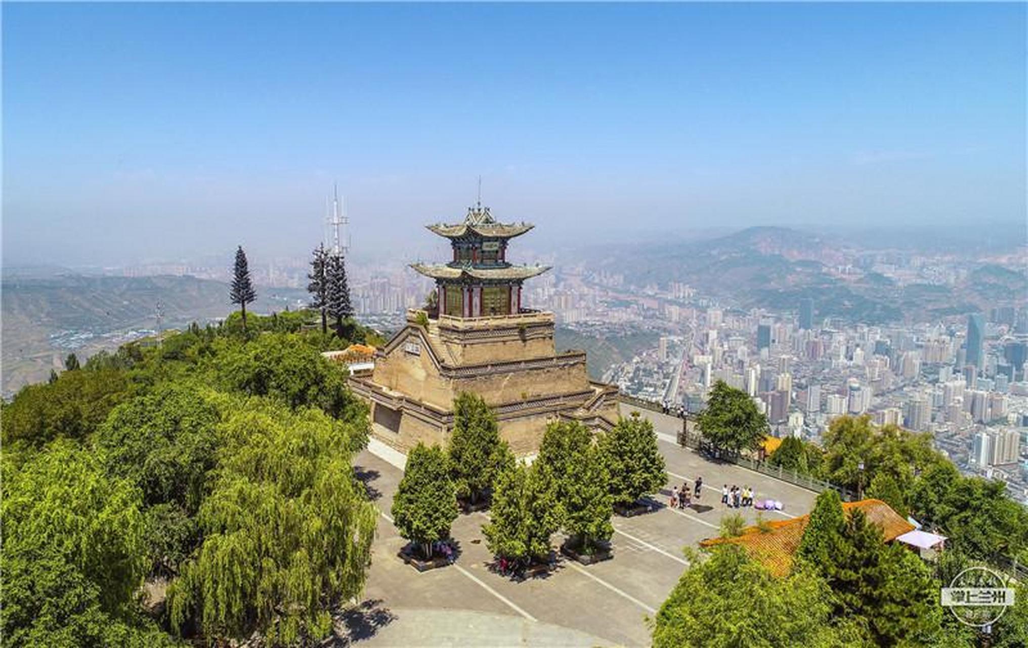 04  登皋兰山三台阁  三台阁上可揽月, 今日登临心欢雀.