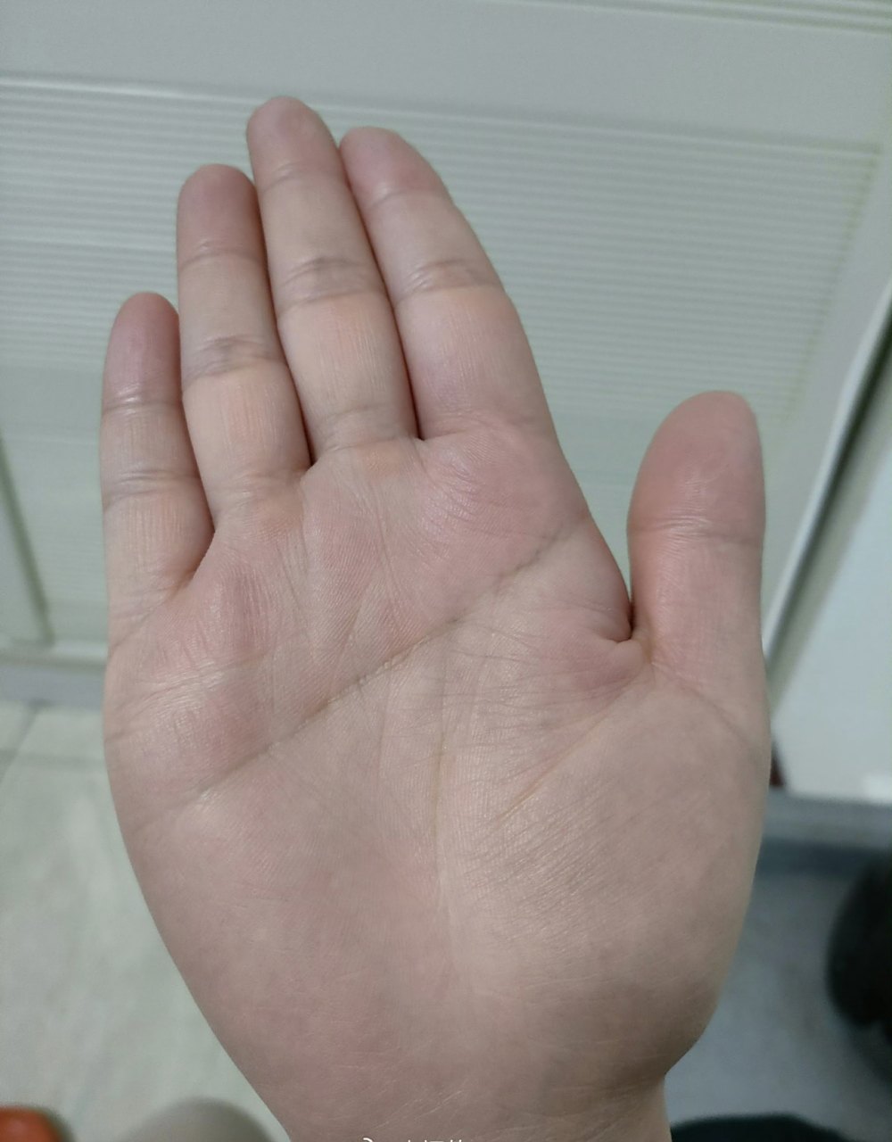 你的假断掌纹并出现平行向上感情线,个性强,主意多,往往在工作中能够