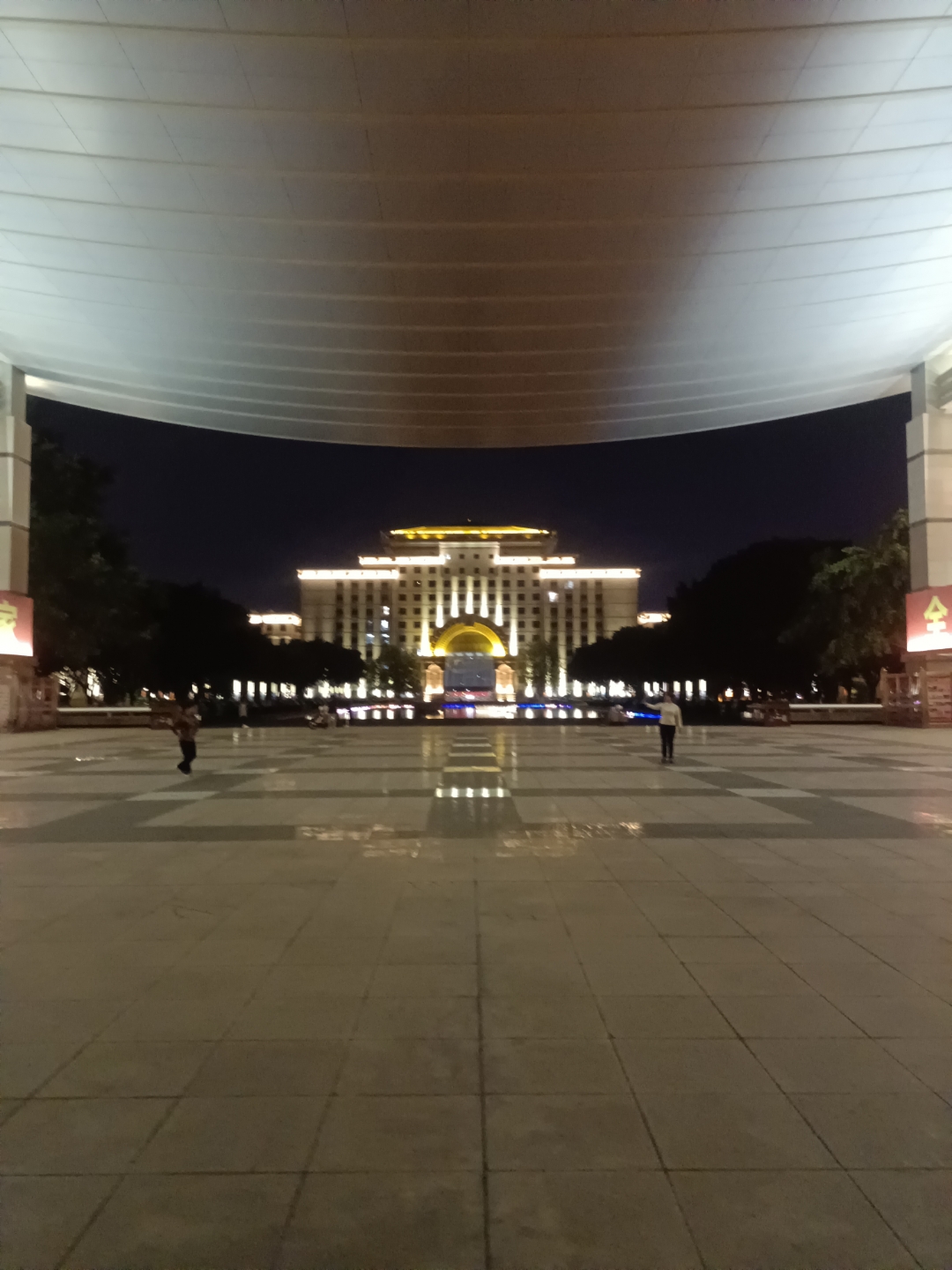 气势雄伟的红河州行政中心夜景