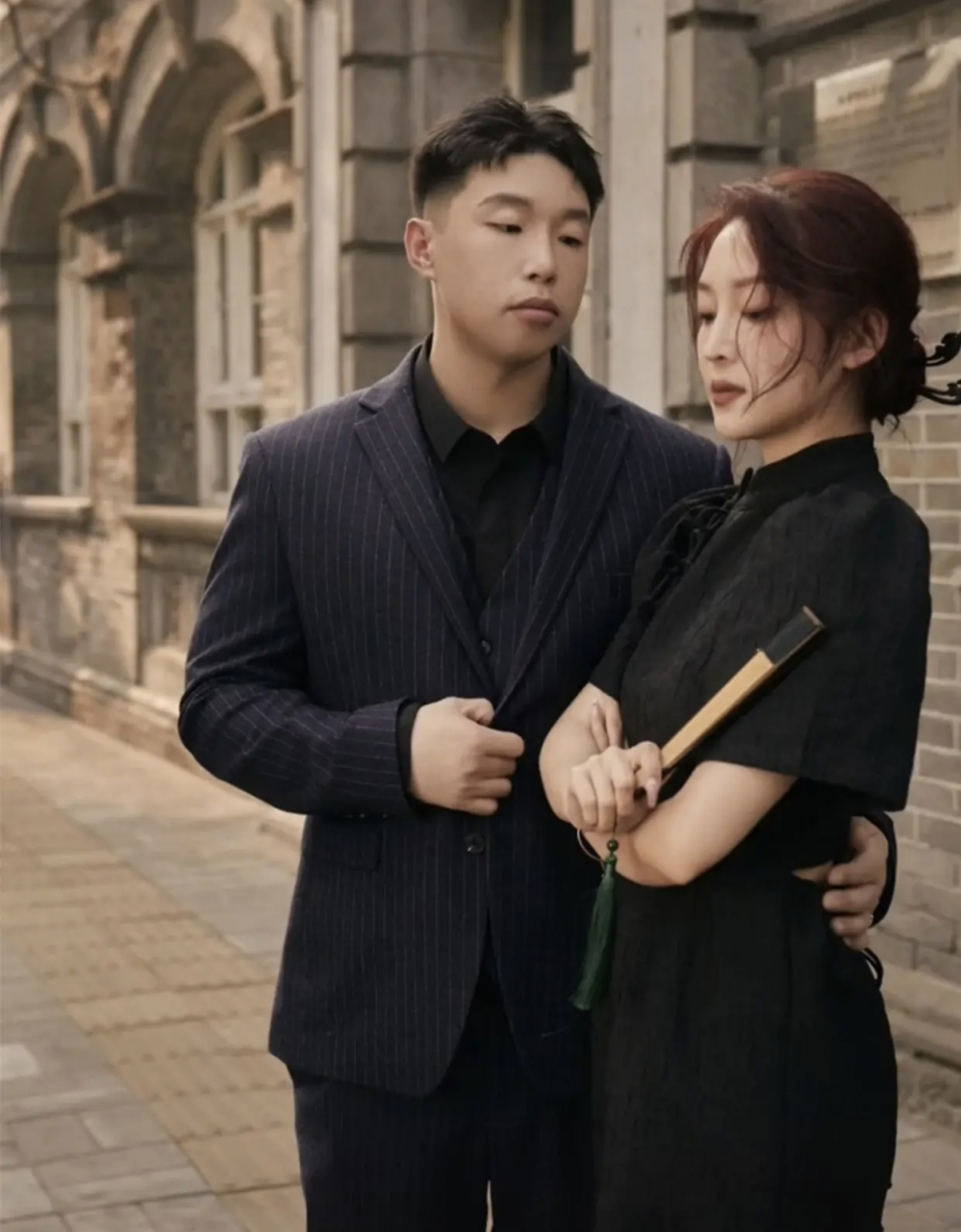 西装革履,身材高大威猛,颜值似乎比之前帅多了,老婆美貌,烧饼不愧是