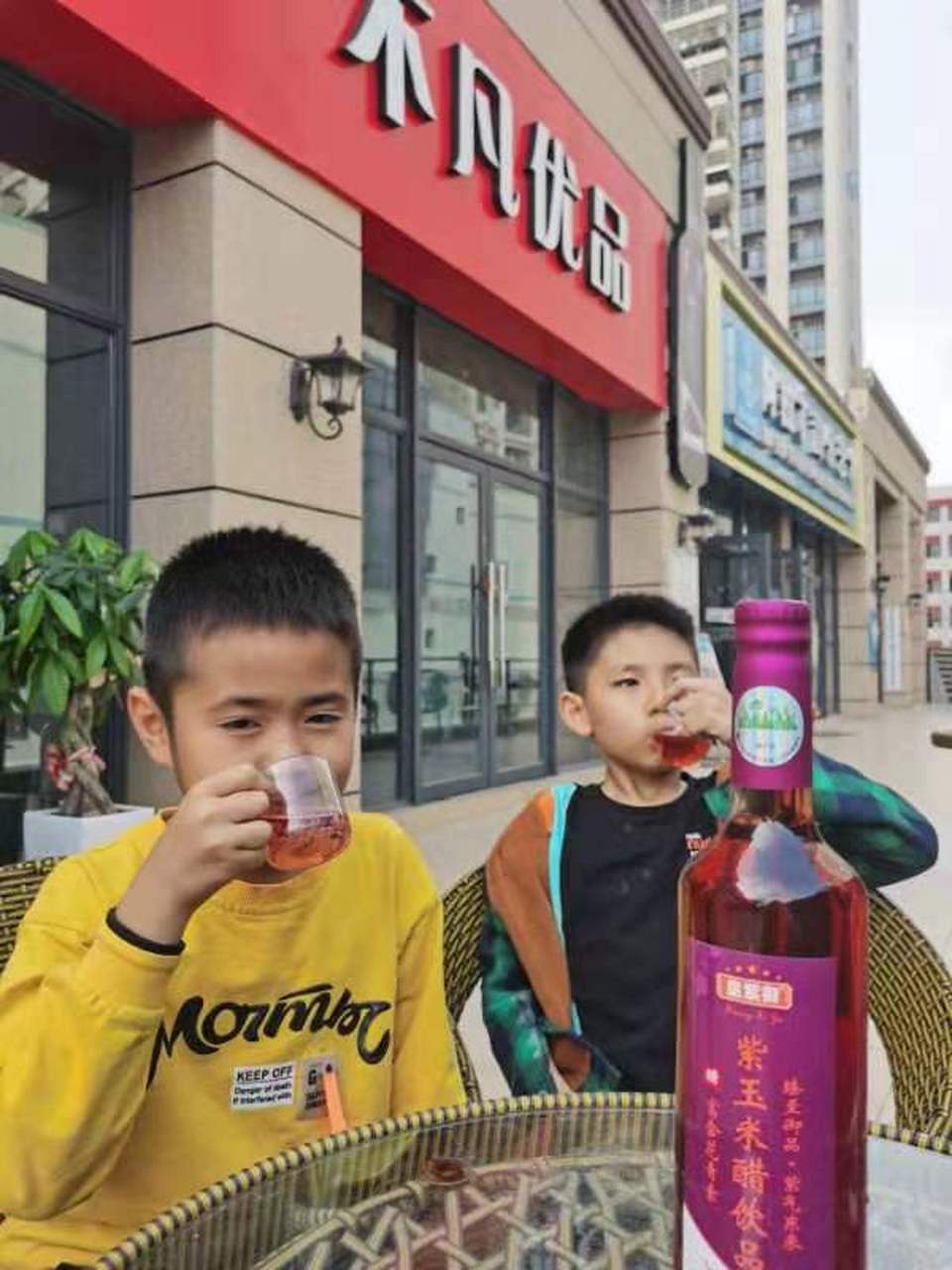 皇紫御紫玉米醋饮料,是一款"粗粮"酿造而成醋饮料