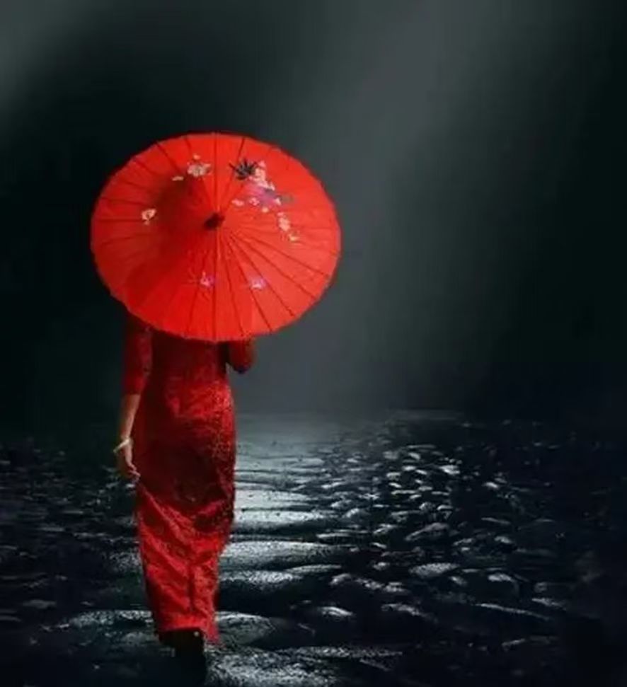 雨中漫步,红伞下的秘密.