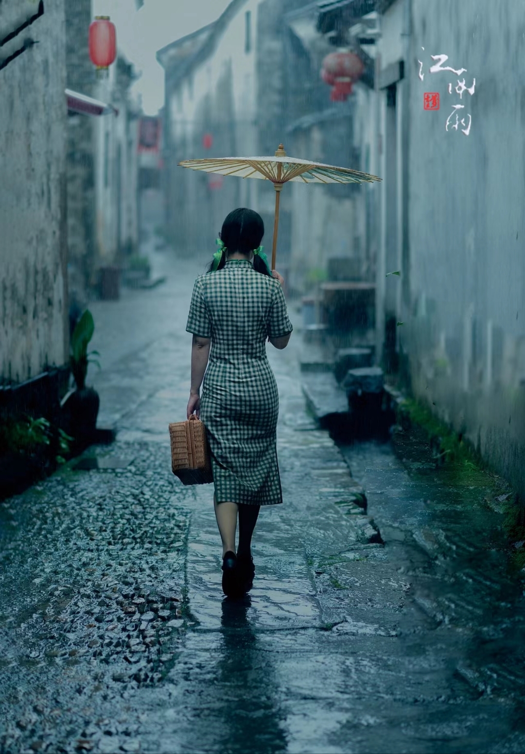 雨中漫步,小桥流水人家,撑一把油纸伞,仿佛穿越了时光的缝隙,回到了