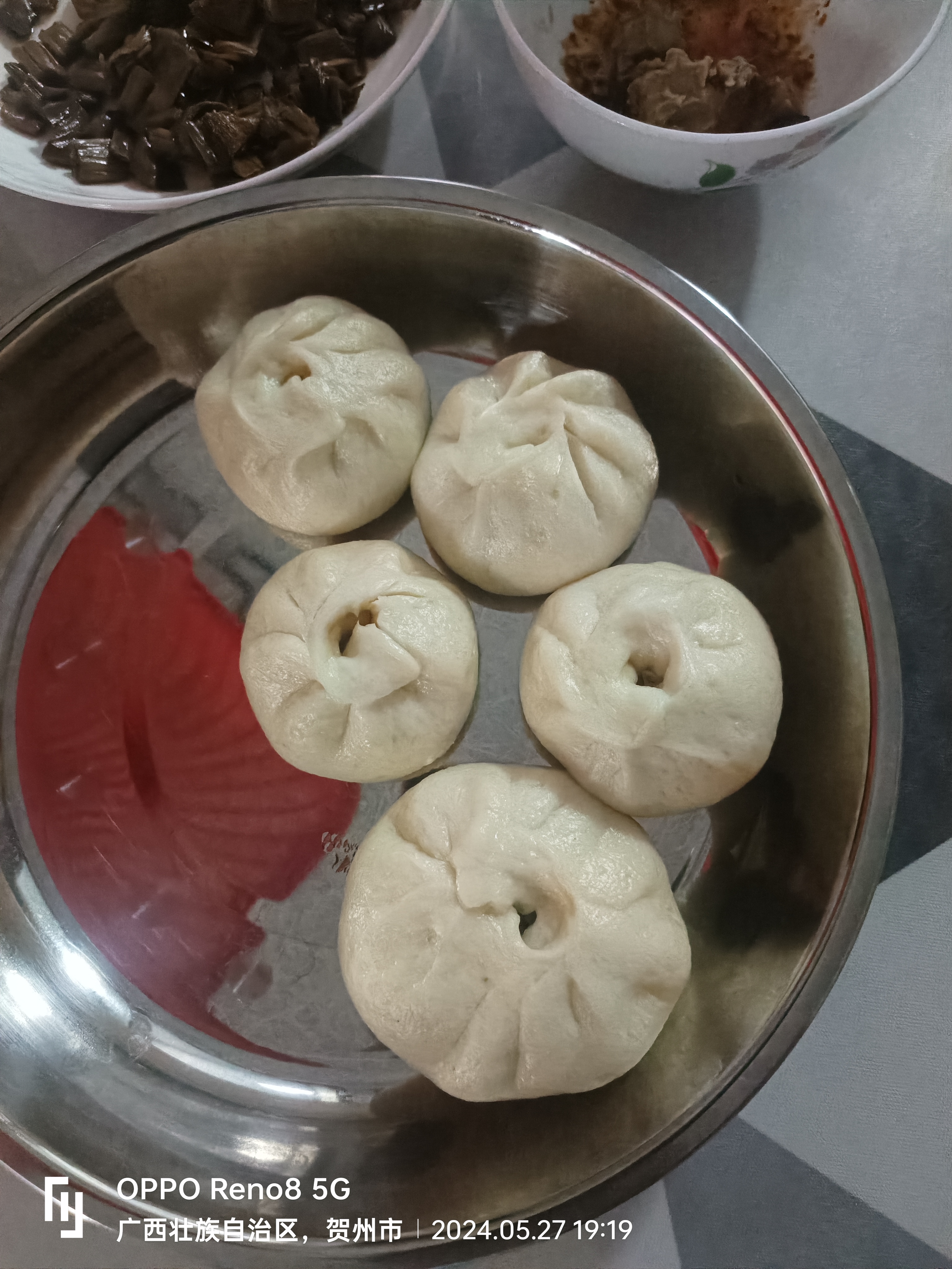 自己家做的包子,虽然做出来的模样看到不是很好看,但是是家里做的有家