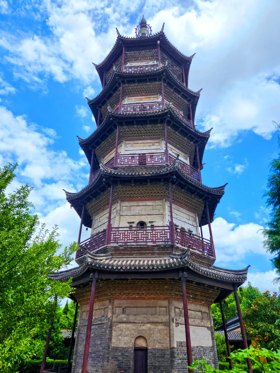 报本寺】报本寺,又名"报本塔院",位于浙江省平湖市城关镇东南鹦鹉州上