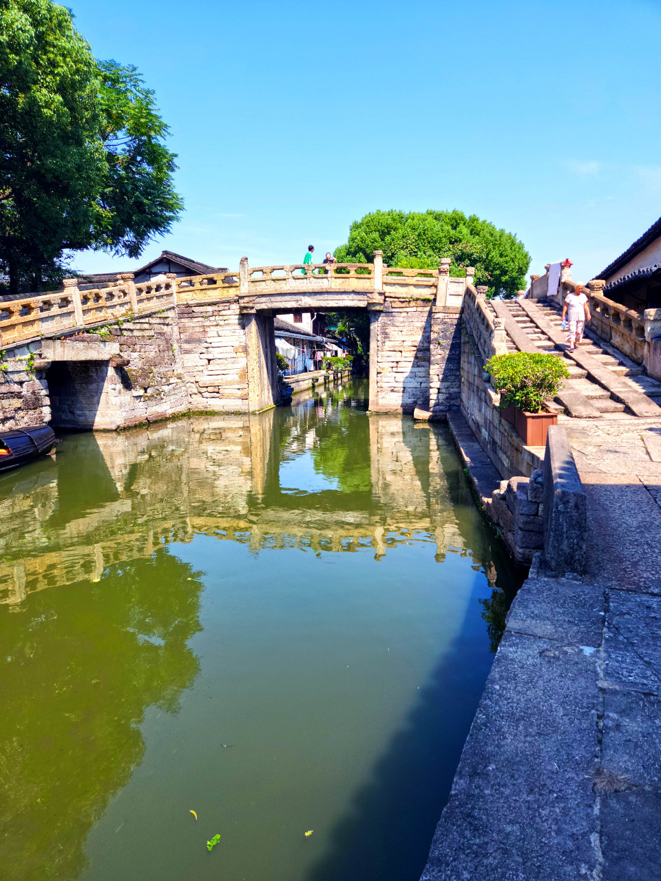 八字桥位于绍兴越城区八字桥直街,从桥梁一侧的石刻阴文上可以得知,其