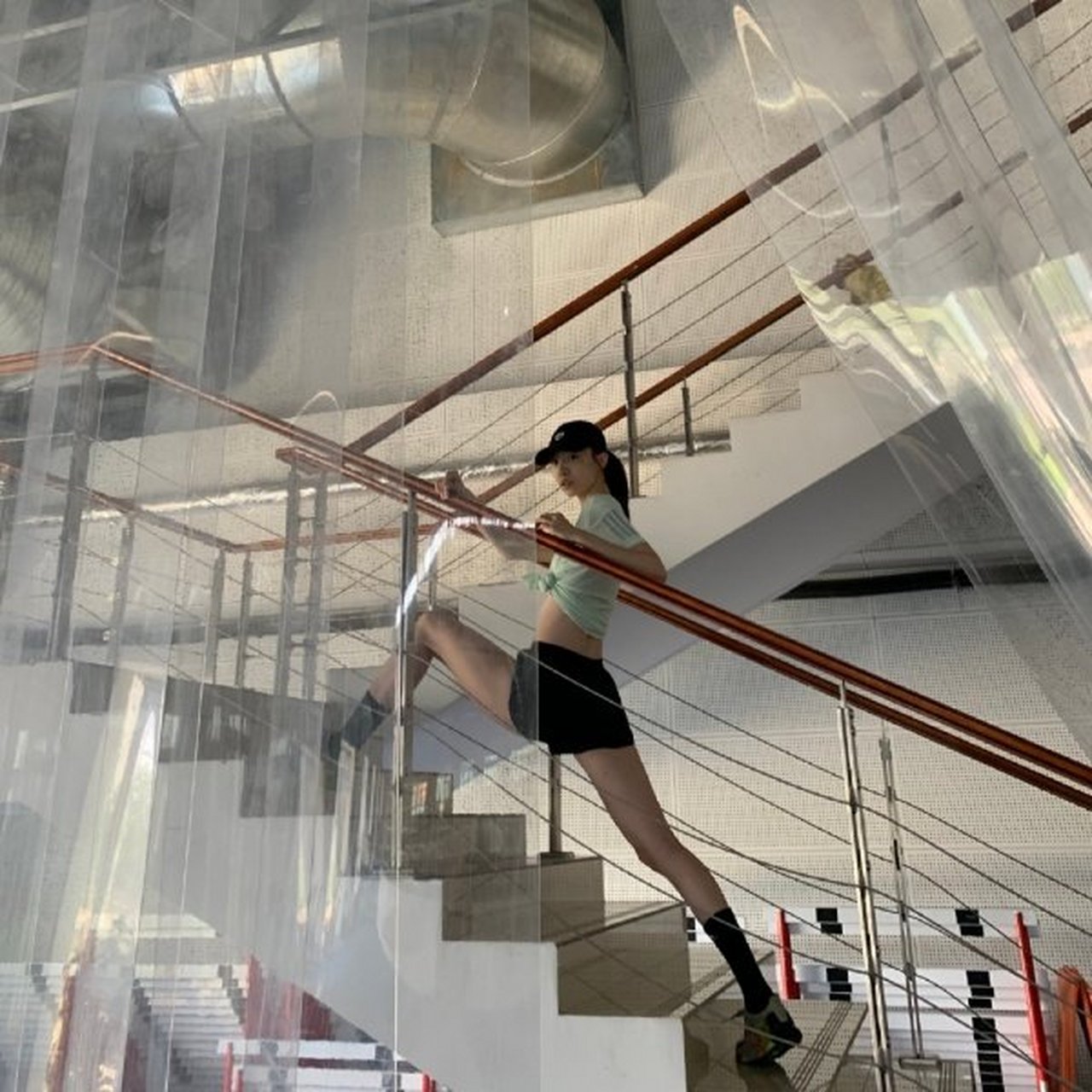 身高1米84的胡麟鹏凭借高挑的身材,出众的颜值,被称为"跳高女神".