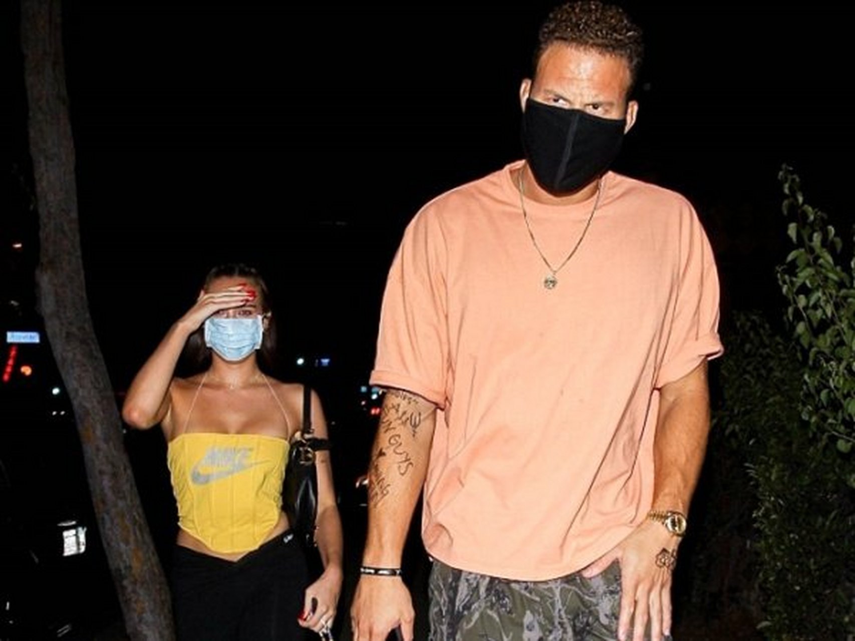 近期,美媒拍到了携绯闻女友上街的格里芬,从照片中来看,格里芬的女友