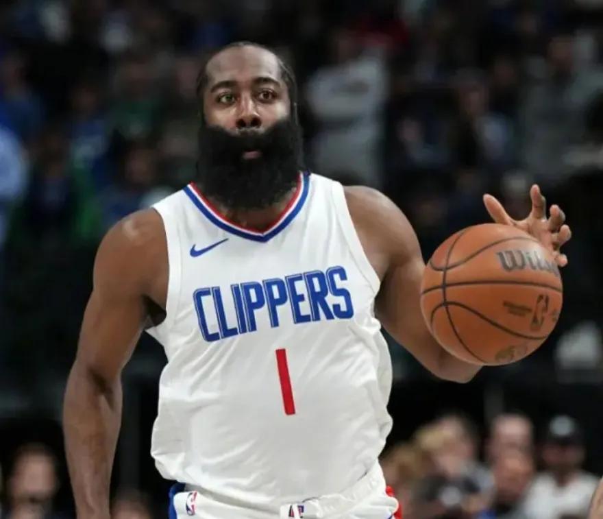 哈登的打法吃身体,突投结合,在篮网的那次带伤复出,让哈登的爆发力